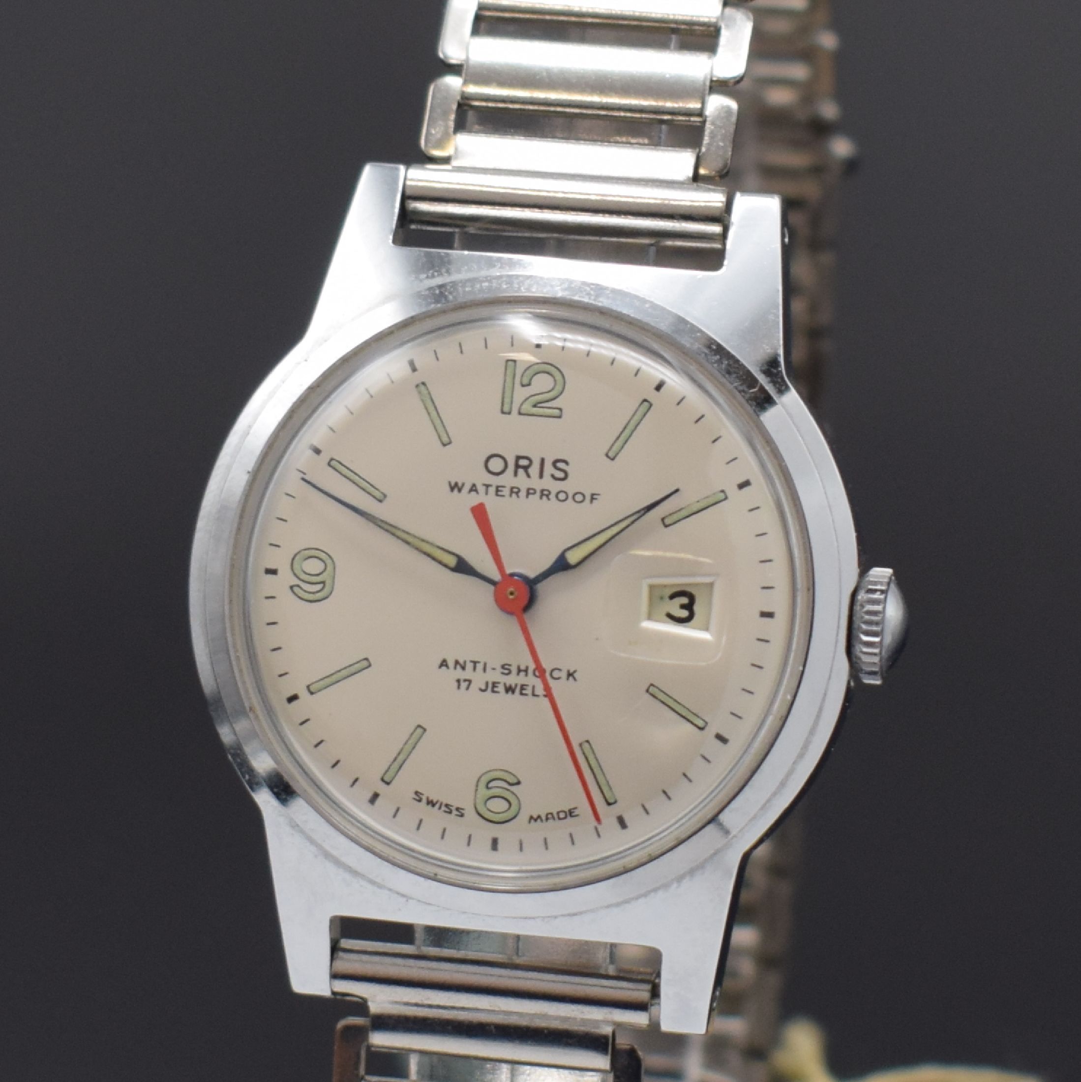 Detail c: ORIS 3 ungetragene Armbanduhren, Schweiz um 1950/1960, Handaufzug, verchromte Gehäuse, Stahlböden verschr., weiße u. silb. Zifferblätter, 2x ...