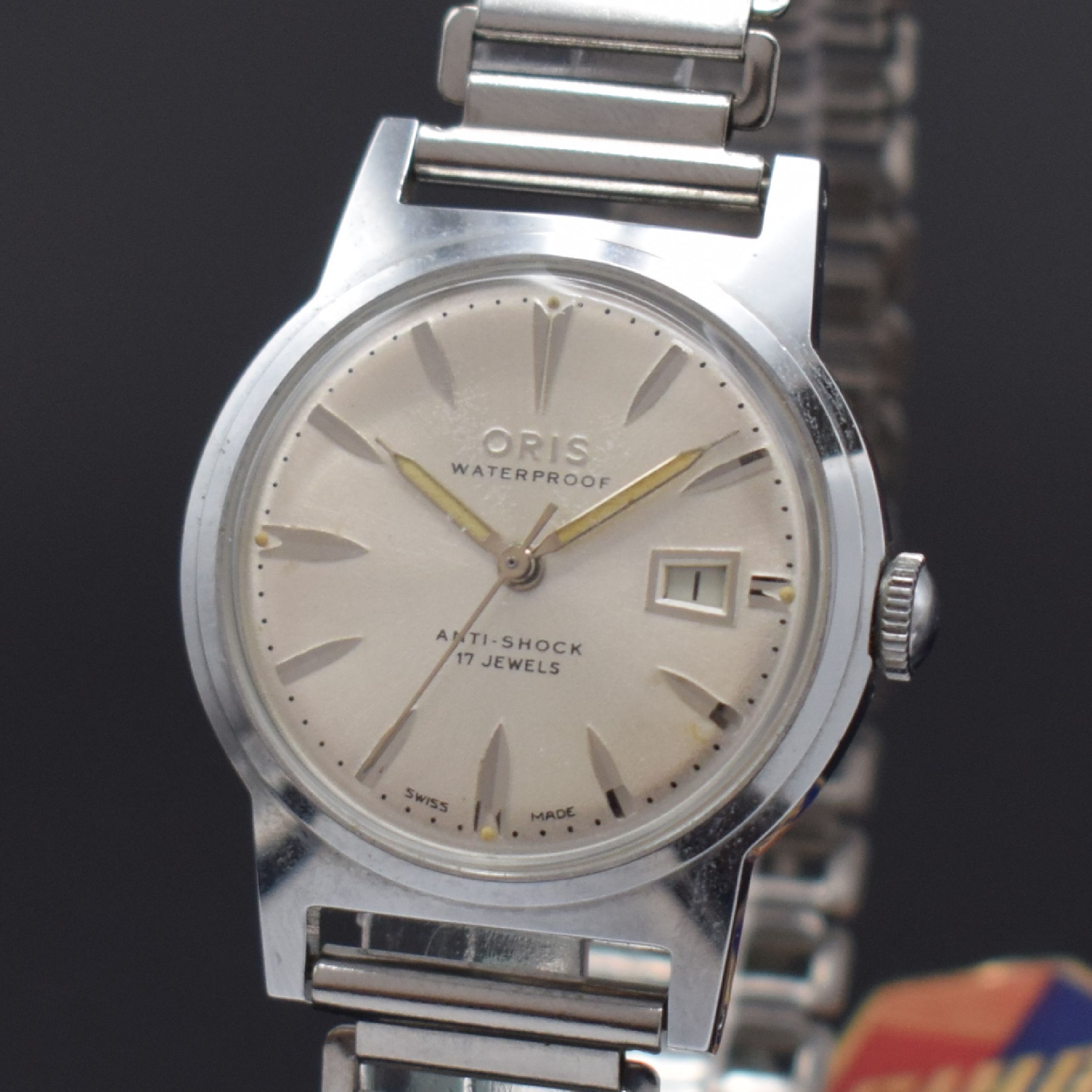 Detail e: ORIS 3 ungetragene Armbanduhren, Schweiz um 1950/1960, Handaufzug, verchromte Gehäuse, Stahlböden verschr., weiße u. silb. Zifferblätter, 2x ...