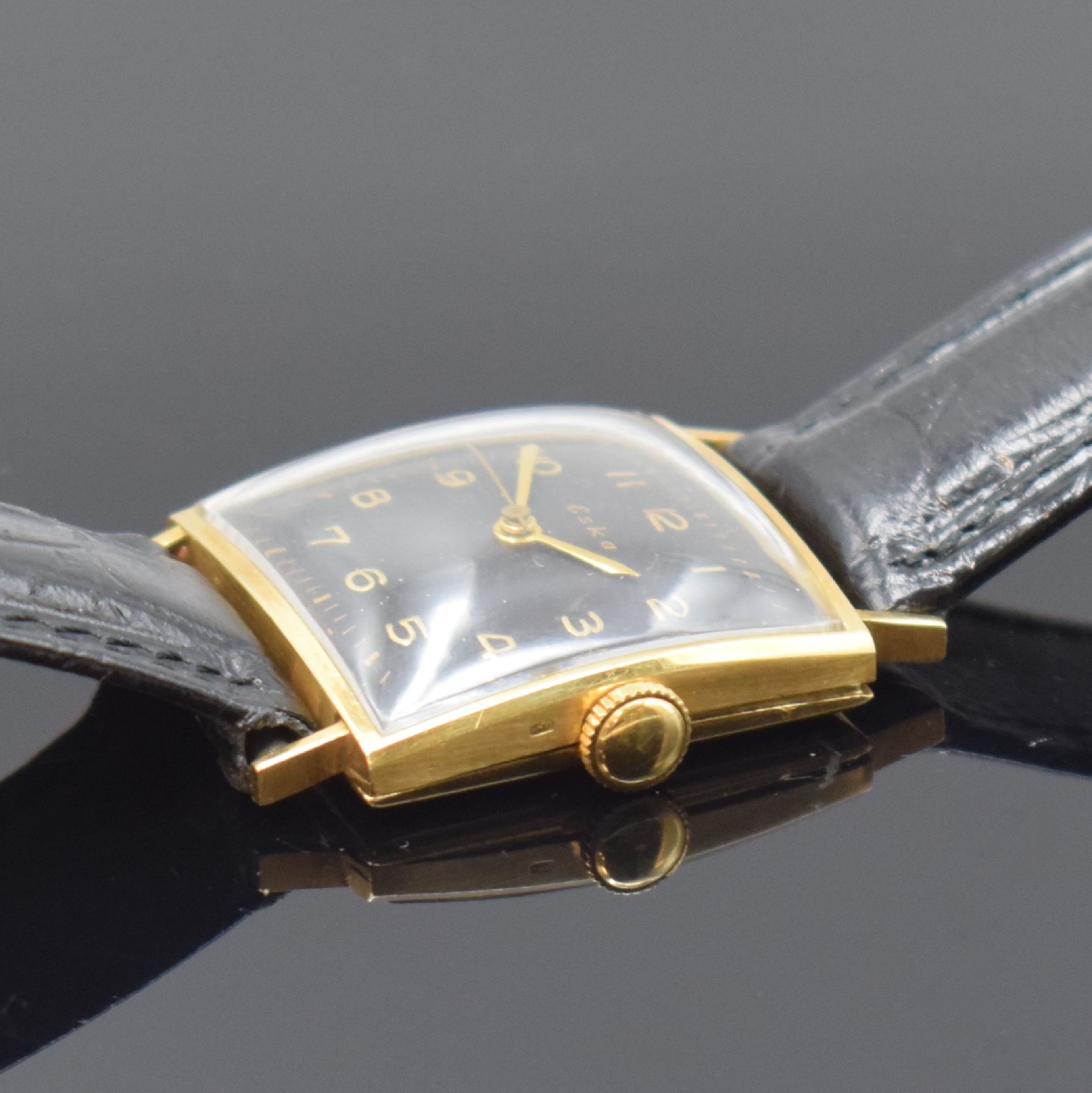 Detail b: ESKA viereckige Armbanduhr in GG 750/000, Schweiz um 1955, Handaufzug, Boden m. Widmung aufgedr., schwarzes Zifferbl. rest., arab. Zahlen, gold. ...