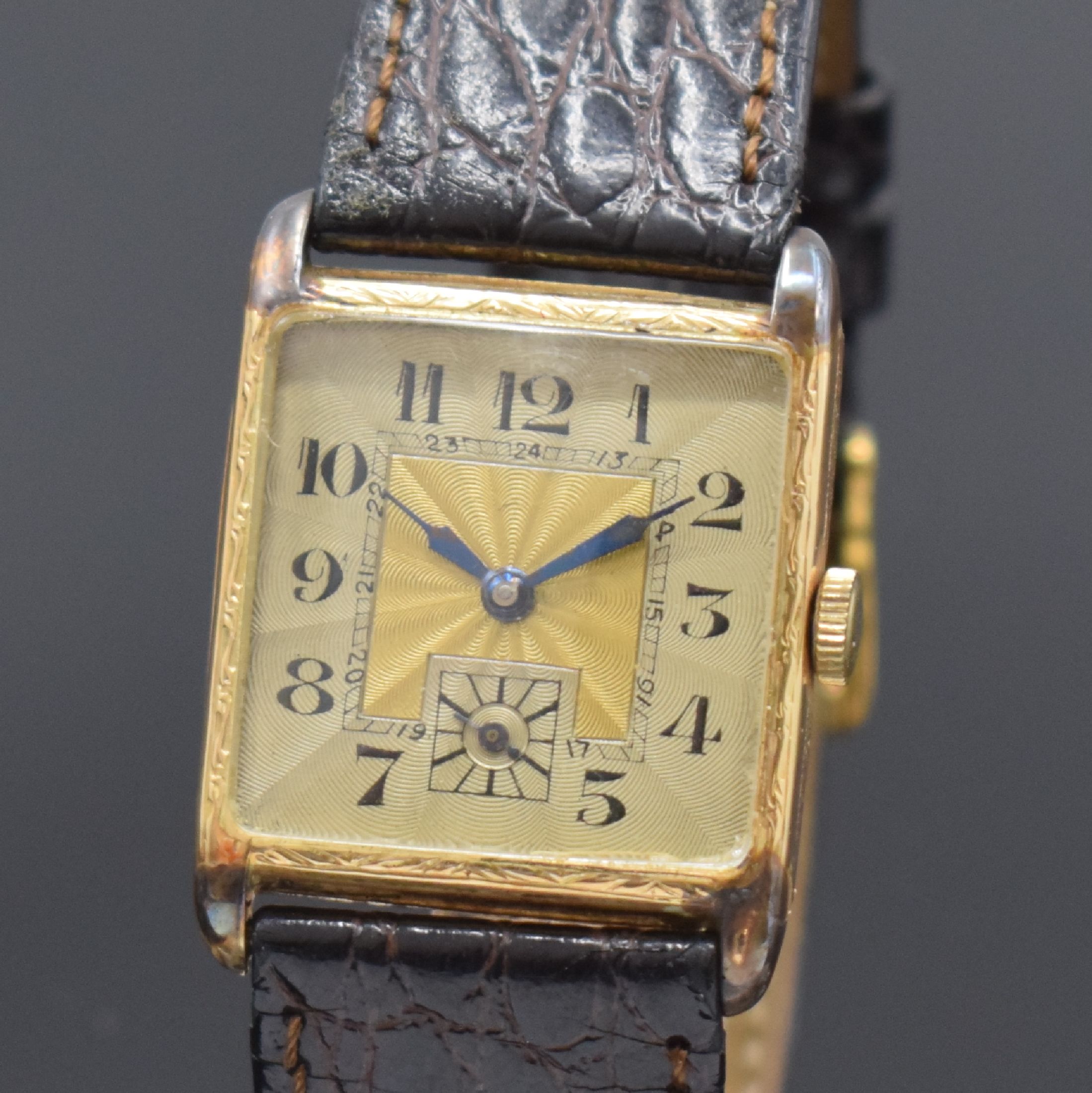 Detail a: Frühe Armbanduhr in GG 585/000, Schweiz um 1920, Handaufzug, floral grav. Geh. dell., Scharnierboden, guill. Duoton-Zifferbl. m. arab. Zahlen, gebl. ...