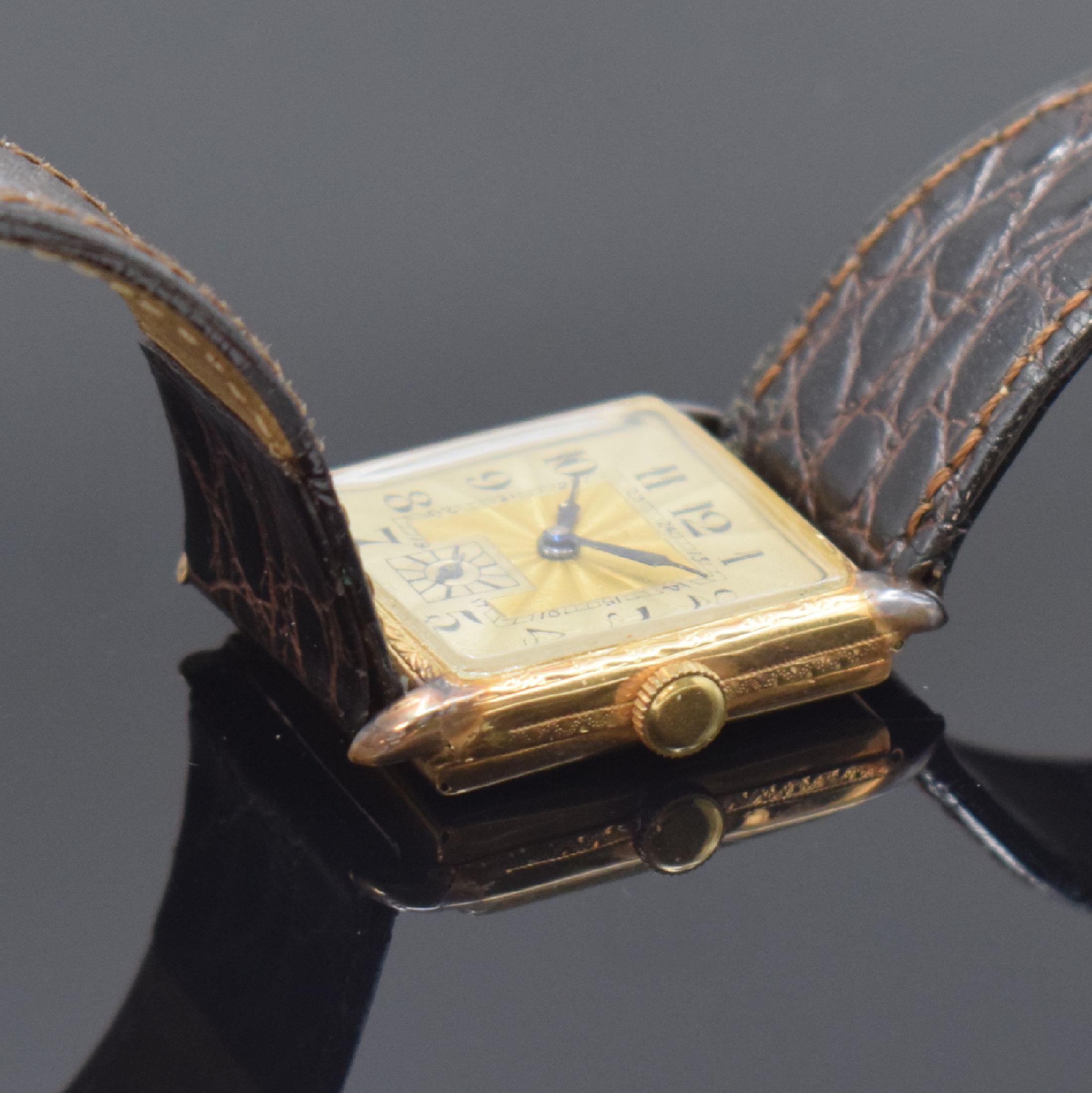 Detail b: Frühe Armbanduhr in GG 585/000, Schweiz um 1920, Handaufzug, floral grav. Geh. dell., Scharnierboden, guill. Duoton-Zifferbl. m. arab. Zahlen, gebl. ...