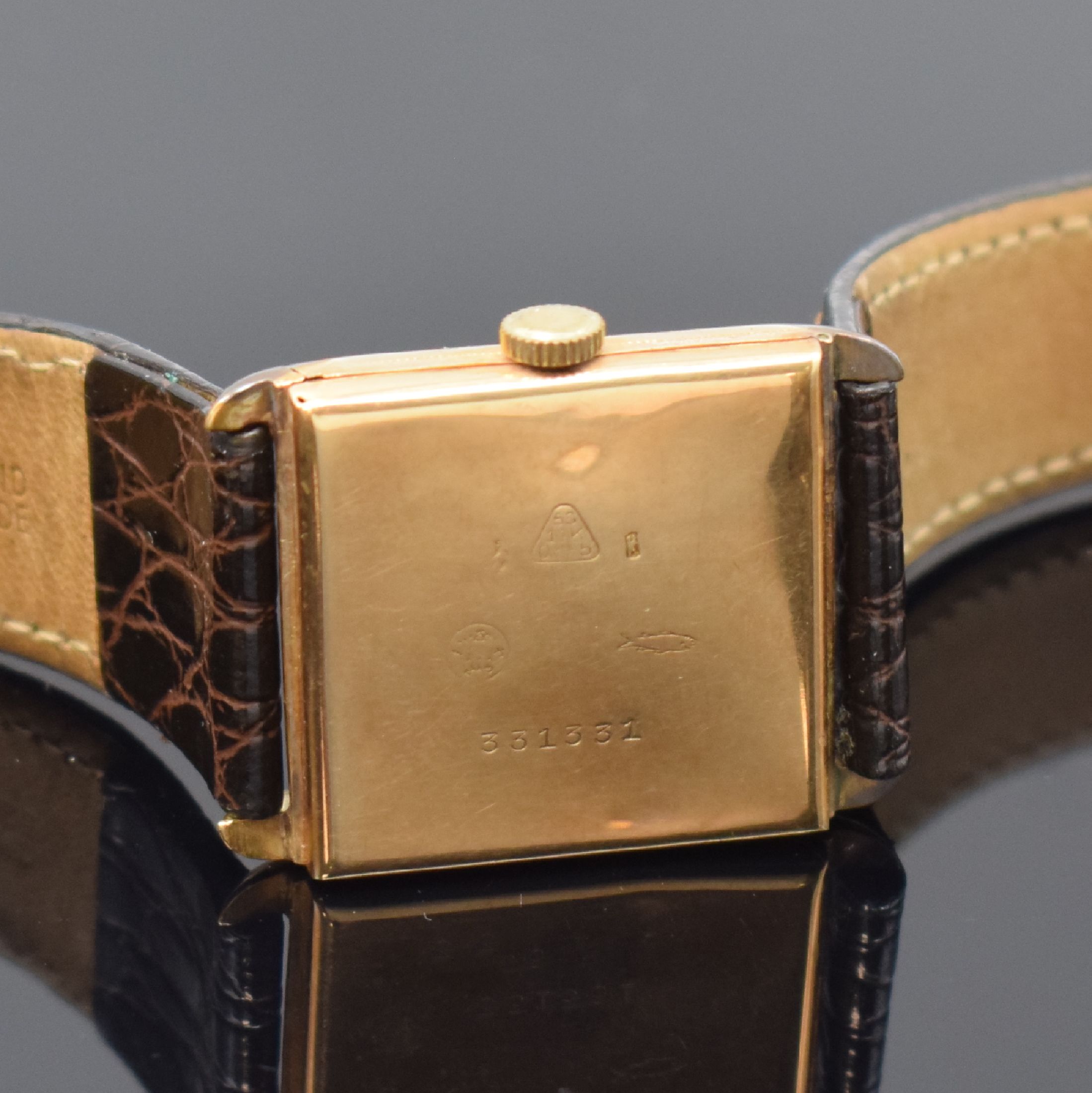 Detail c: Frühe Armbanduhr in GG 585/000, Schweiz um 1920, Handaufzug, floral grav. Geh. dell., Scharnierboden, guill. Duoton-Zifferbl. m. arab. Zahlen, gebl. ...