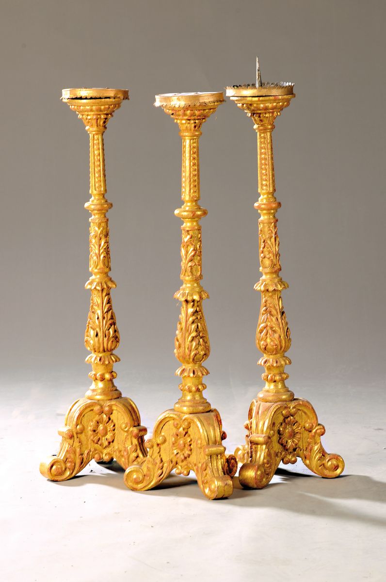 Drei Kerzenleuchter, Barockstil, Holz geschnitzt und vergoldet, Kerzenteller lose, H. ca. 72 cm