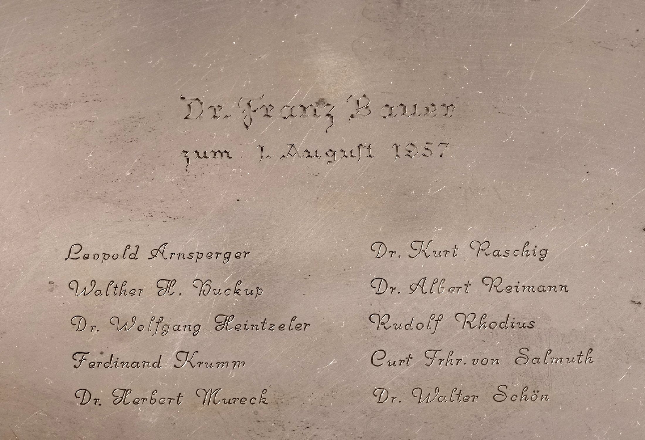 Detail b: Silbertablett, deutsch, 1950er Jahre, Meistermarke Grimminger, Schw.-Gmünd, 835er Silber, Rand geflochten, Inschrift "Dr. Franz Bauer zum 1. ...