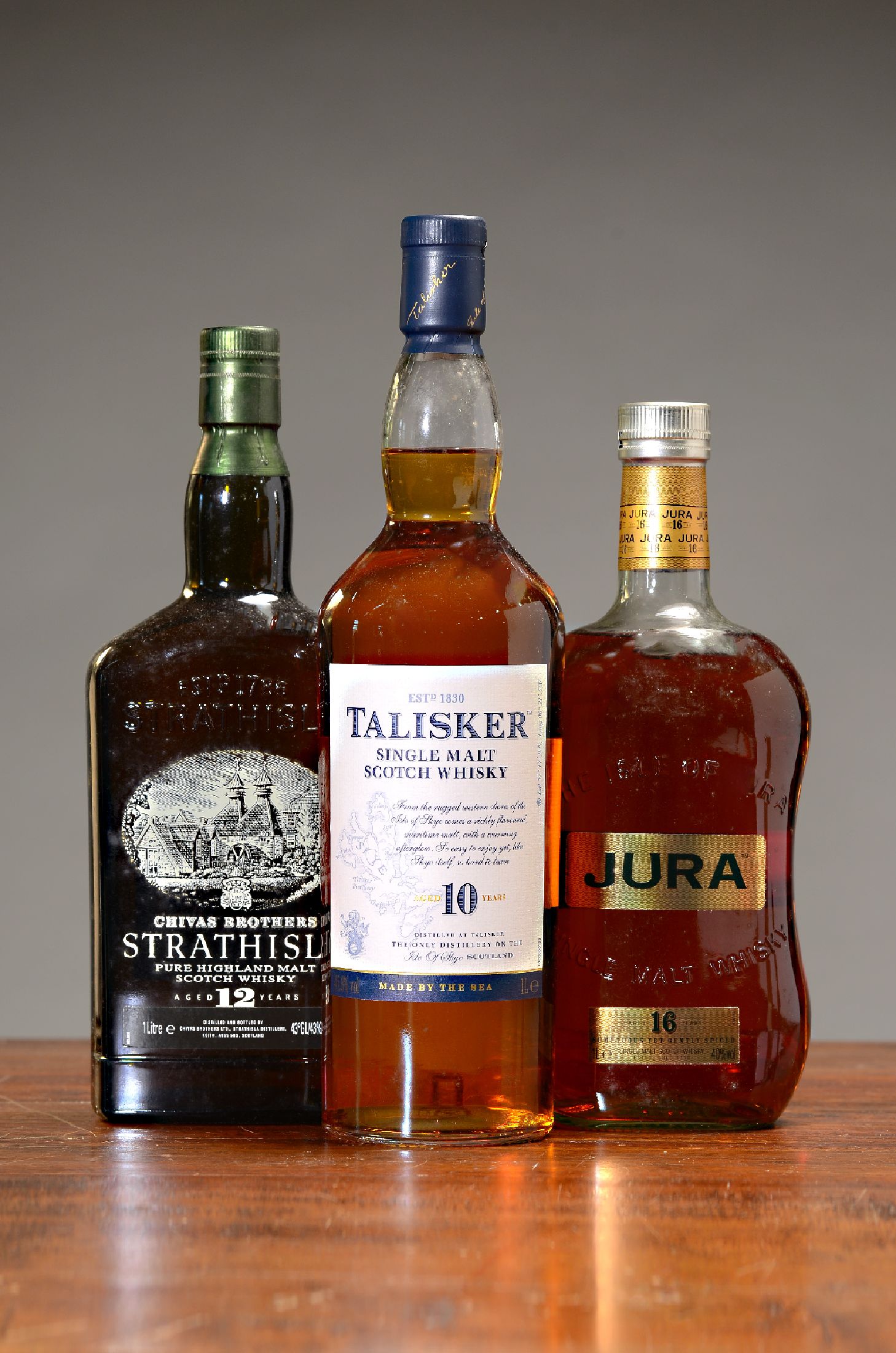 3 Flaschen schottische single malt Whiskys, 1x Strathisla, 12 Jahre, 1 Liter, 43%Vol.; 1x Jura, Diurachs Own, Sumptuous yet gently spiced, 1 Liter, ...