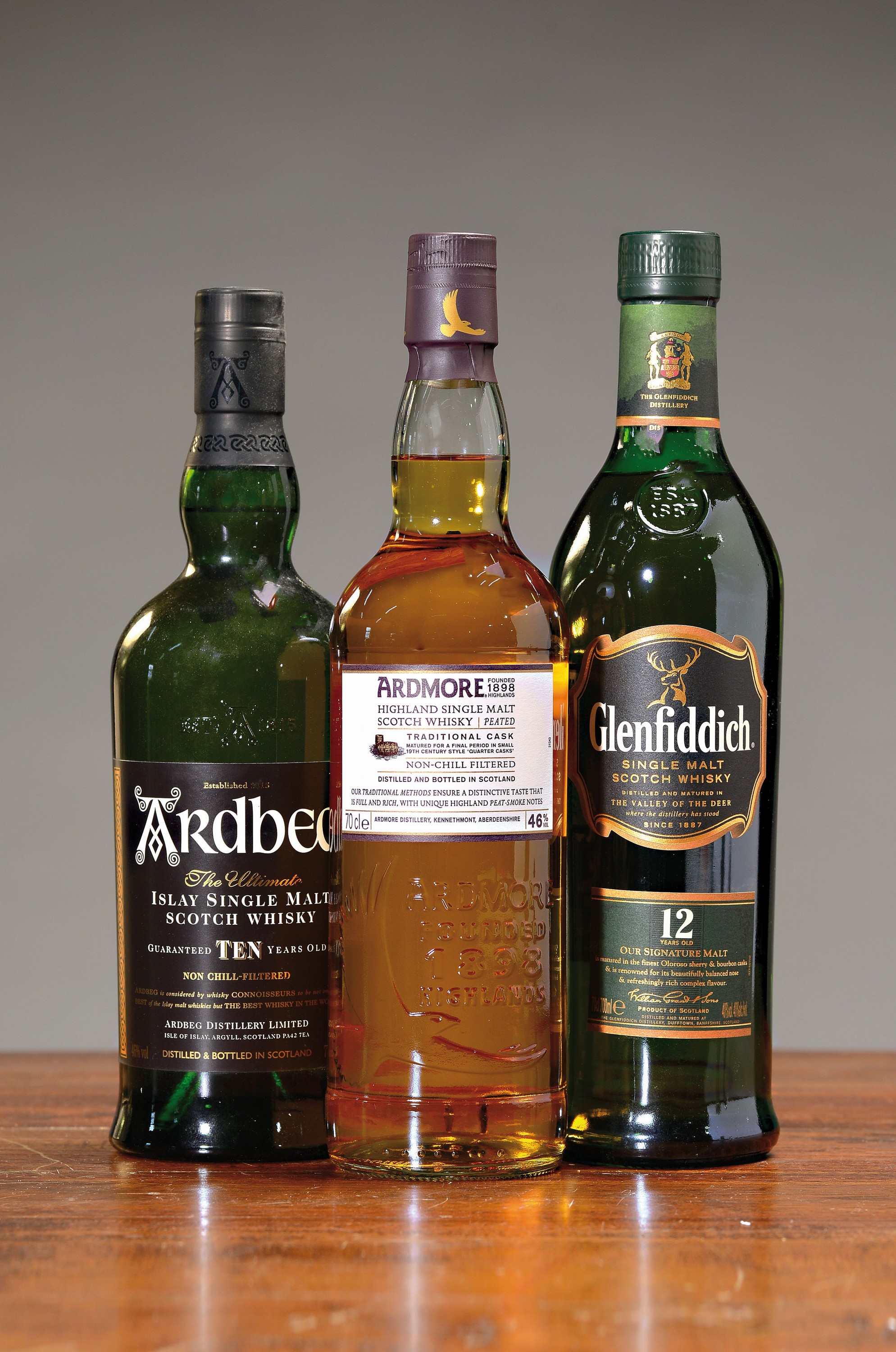 3 Flaschen schottische single malt Whiskys, Ardmore, peated, non-chill filtered, 46%, 70cl, Ardbeg the Ultimate, 10 Jahre, non-chill filtered, ...