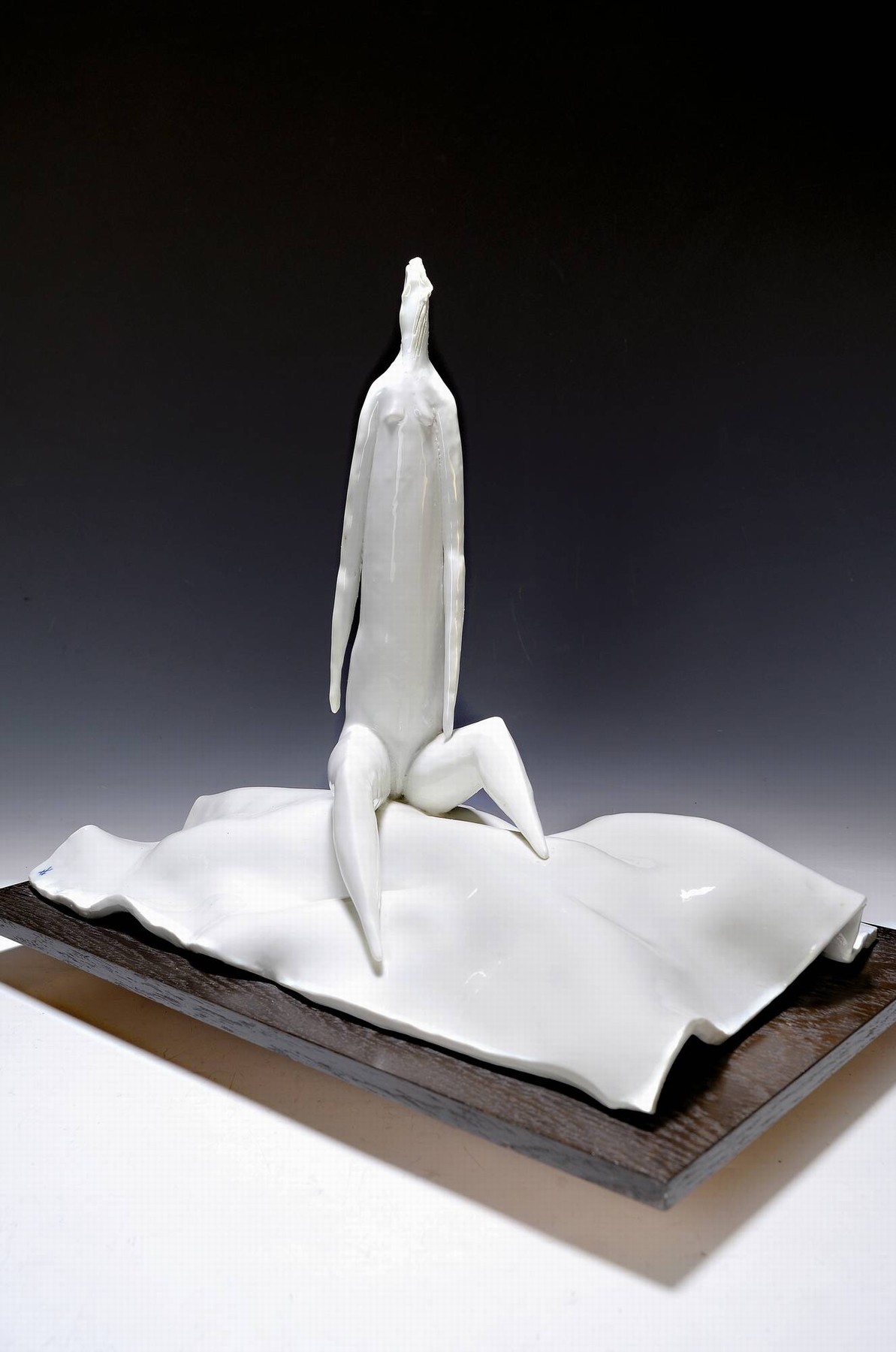 Detail a: Peter Strang, 1936 Dresden - 2022, Künstlerfigur, Ausführung Meissen, sitzender Akt, weißes Porzellan, signiert und dat. 87, ca. 34 x 41 x 24 cm, ...