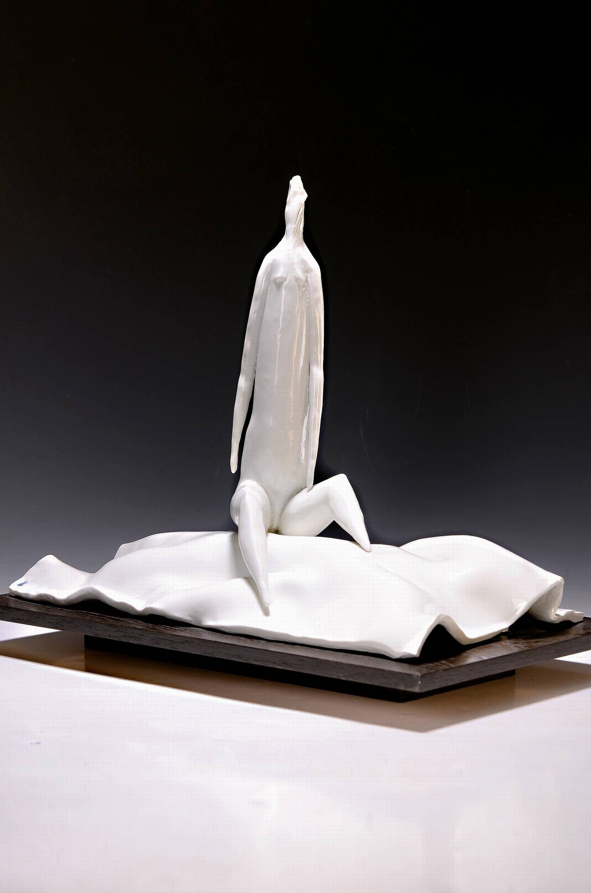 Detail b: Peter Strang, 1936 Dresden - 2022, Künstlerfigur, Ausführung Meissen, sitzender Akt, weißes Porzellan, signiert und dat. 87, ca. 34 x 41 x 24 cm, ...