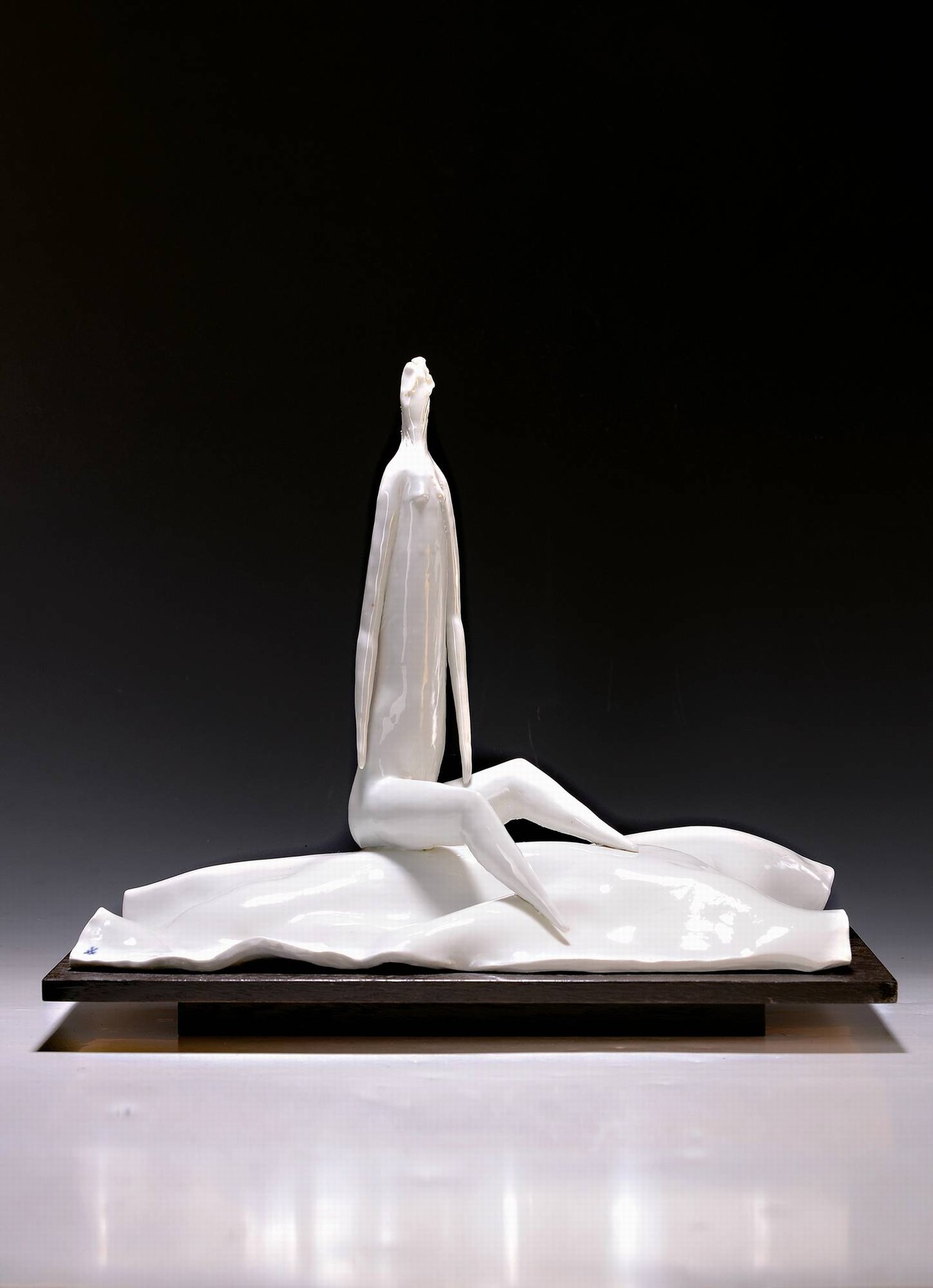 Detail c: Peter Strang, 1936 Dresden - 2022, Künstlerfigur, Ausführung Meissen, sitzender Akt, weißes Porzellan, signiert und dat. 87, ca. 34 x 41 x 24 cm, ...