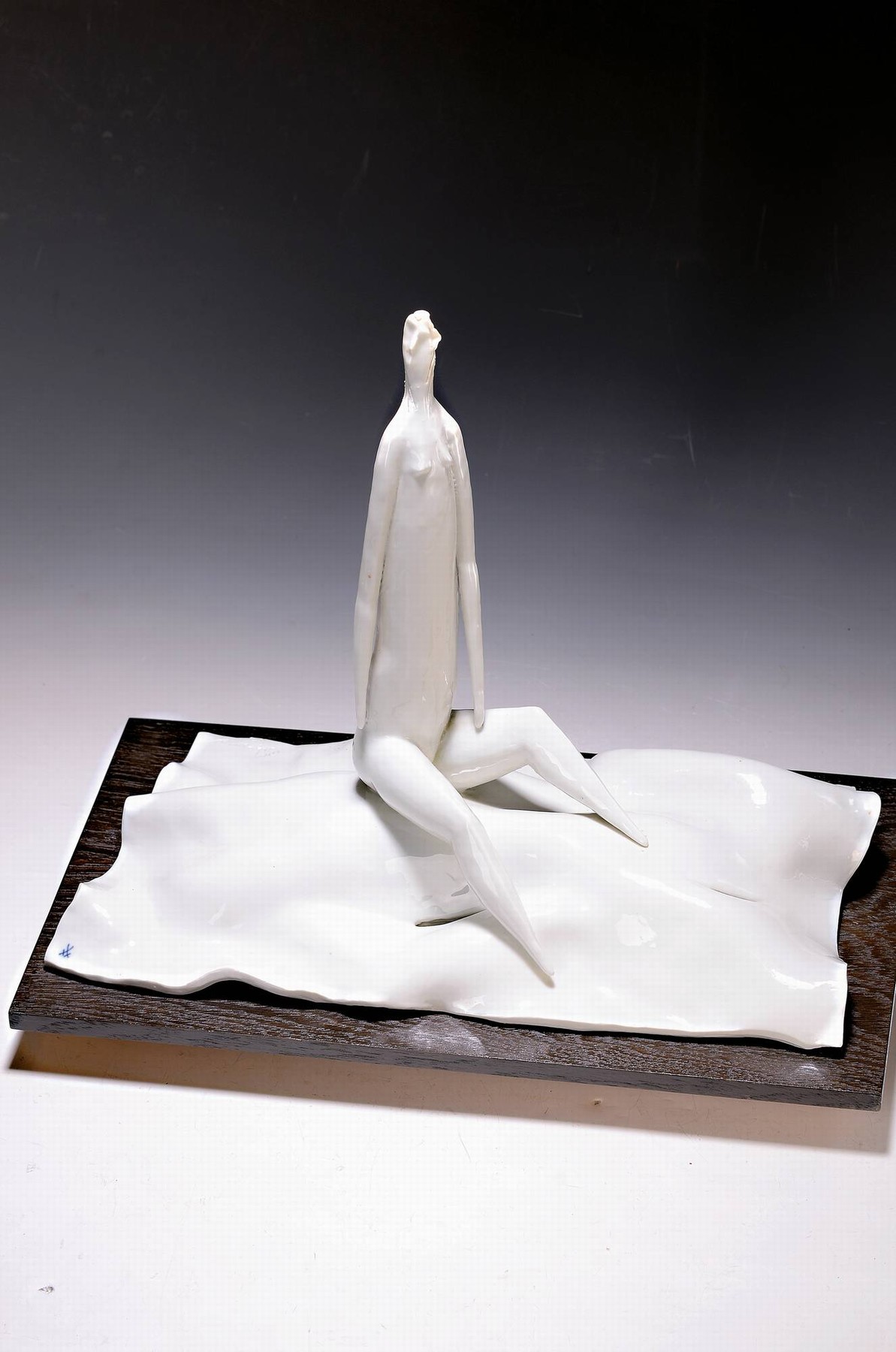 Detail e: Peter Strang, 1936 Dresden - 2022, Künstlerfigur, Ausführung Meissen, sitzender Akt, weißes Porzellan, signiert und dat. 87, ca. 34 x 41 x 24 cm, ...