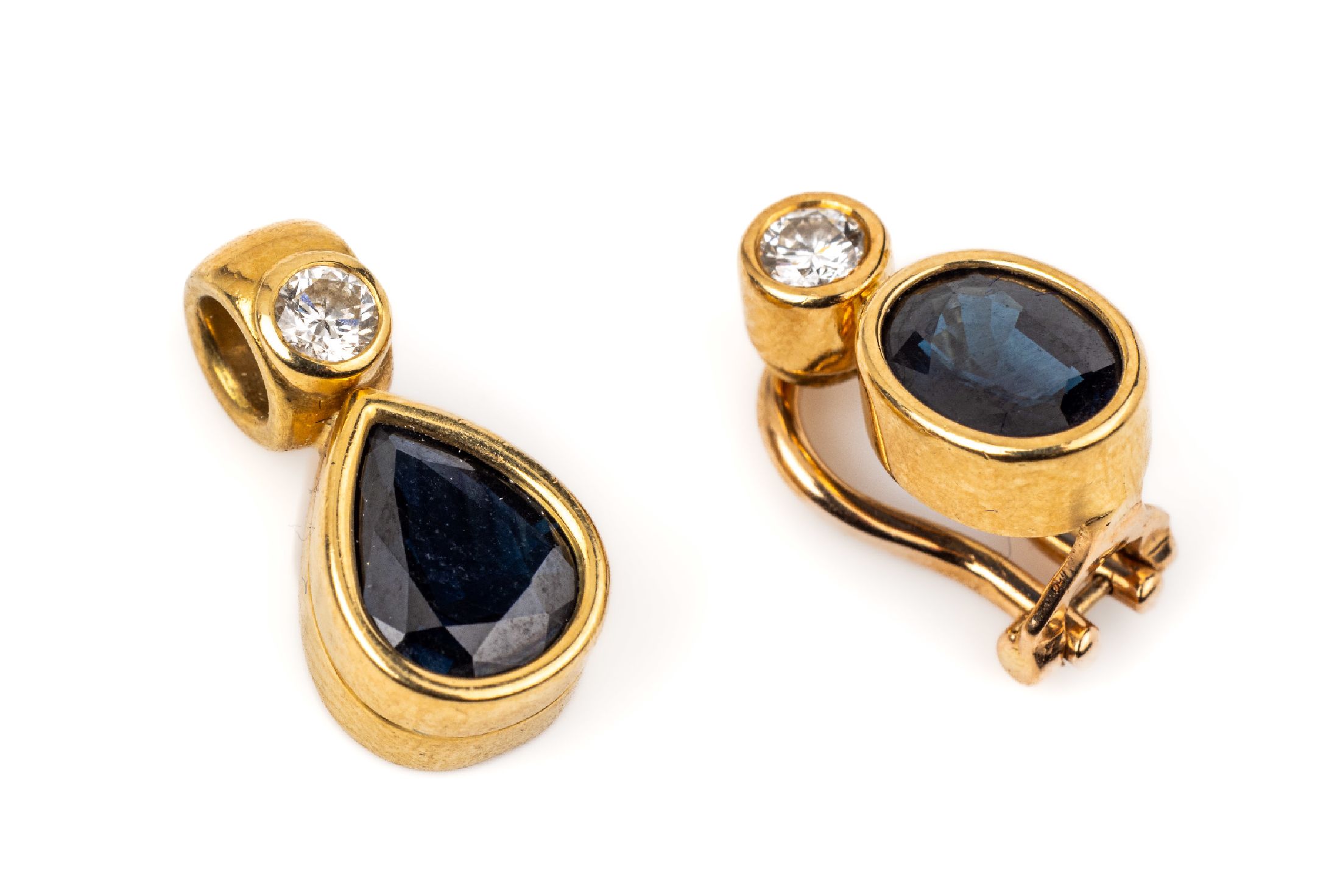 18 kt Gold Saphir-Brillant-Schmuckset, GG 750/000 gepr., best. aus: einzelnem Ohrclip und Anhänger, ovalfacett. Saphir und Saphir-Tropfen zus. ca. ...