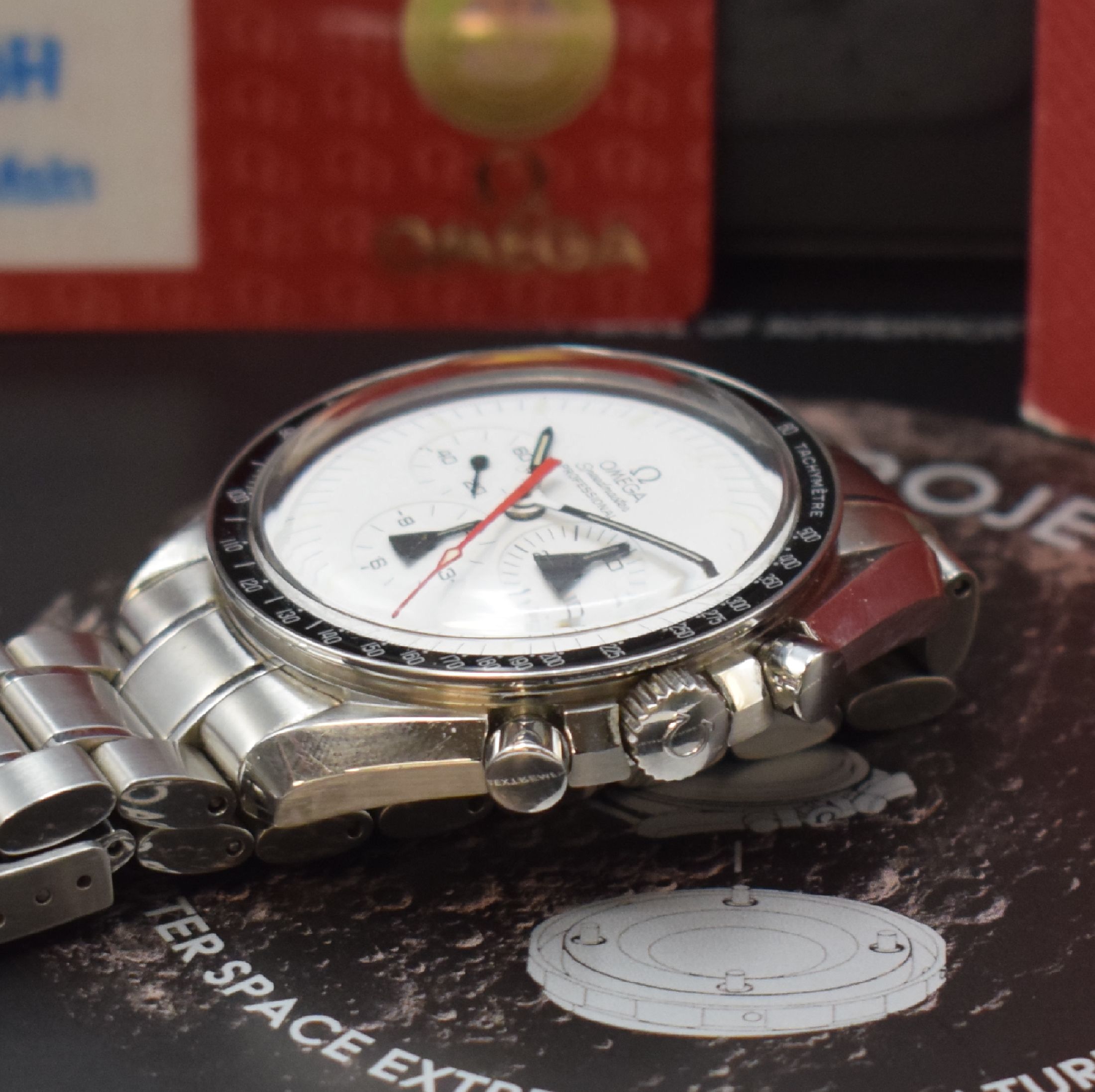Detail e: OMEGA limitierter Armbandchronograph Speedmaster Professional "Alaska Project" Referenz 311.32.42.30.04.001, Handaufzug, auf 1970 Stück ...