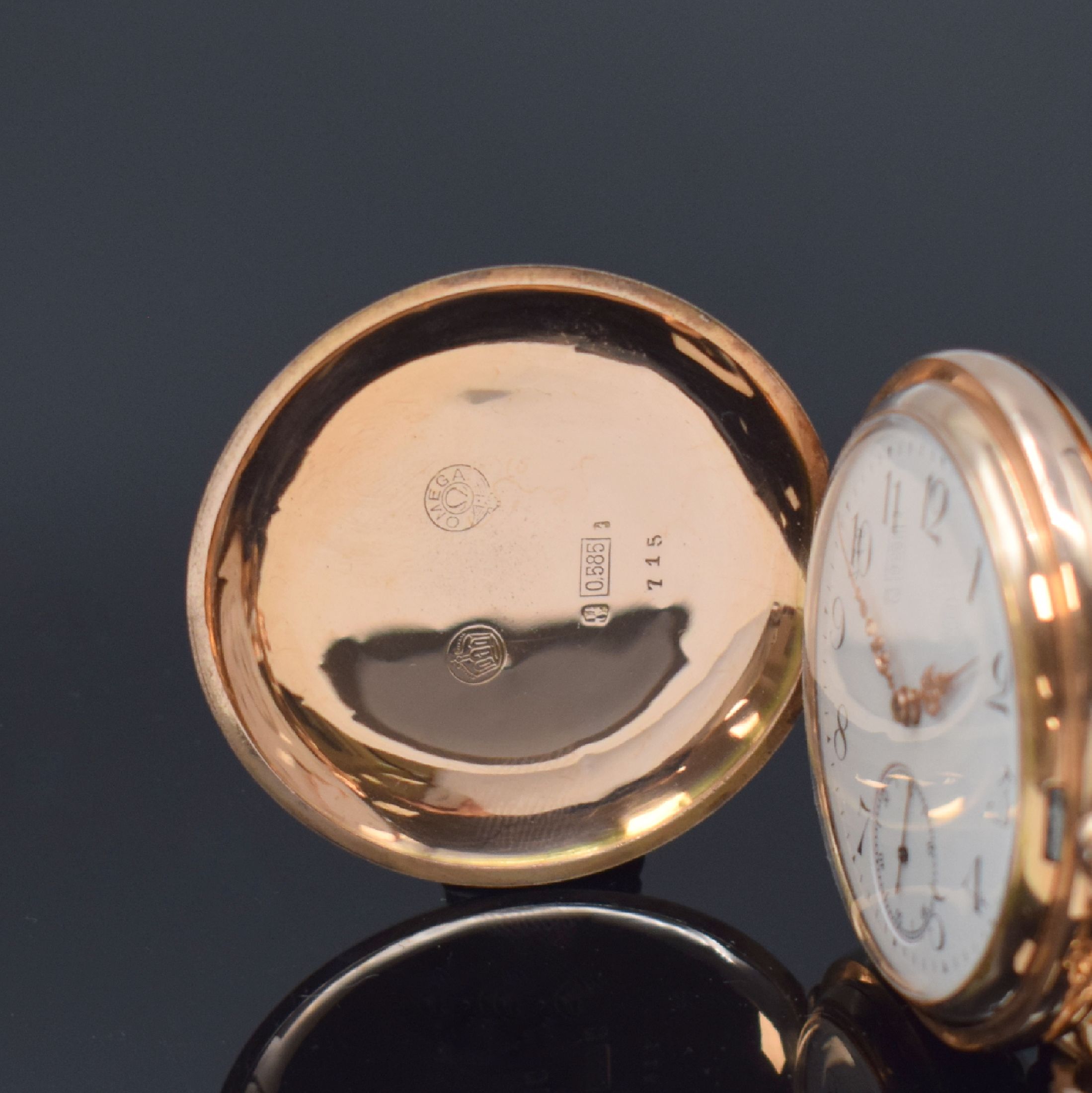 Detail a: OMEGA Savonette Herrentaschenuhr in RG 585/000, Schweiz um 1900, guill. 2-Deckel Goldgeh. dell., 2-tlg. Emailzifferbl. m. arab. Zahlen, gold. Zeiger, ...