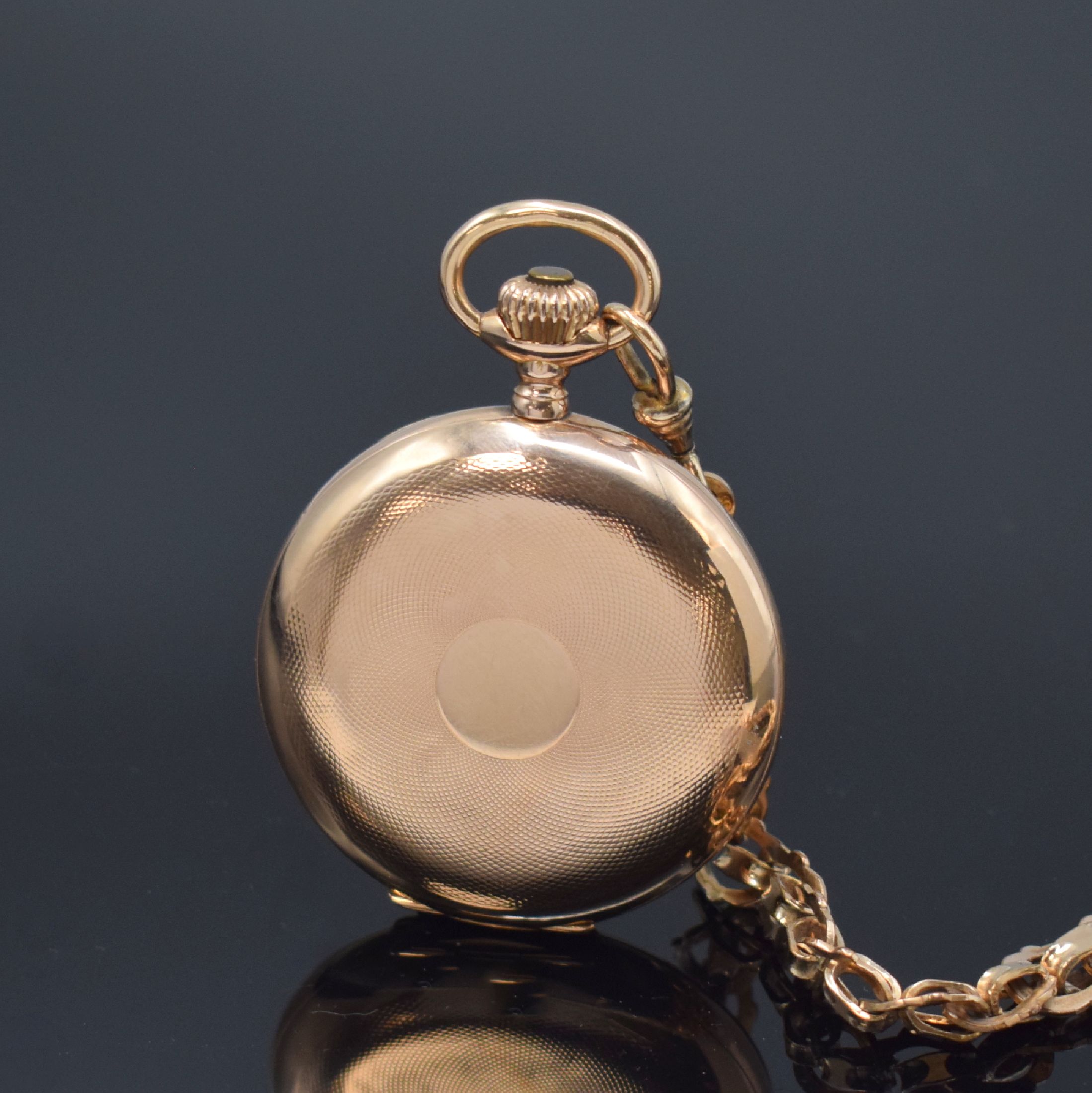 Detail b: OMEGA Savonette Herrentaschenuhr in RG 585/000, Schweiz um 1900, guill. 2-Deckel Goldgeh. dell., 2-tlg. Emailzifferbl. m. arab. Zahlen, gold. Zeiger, ...