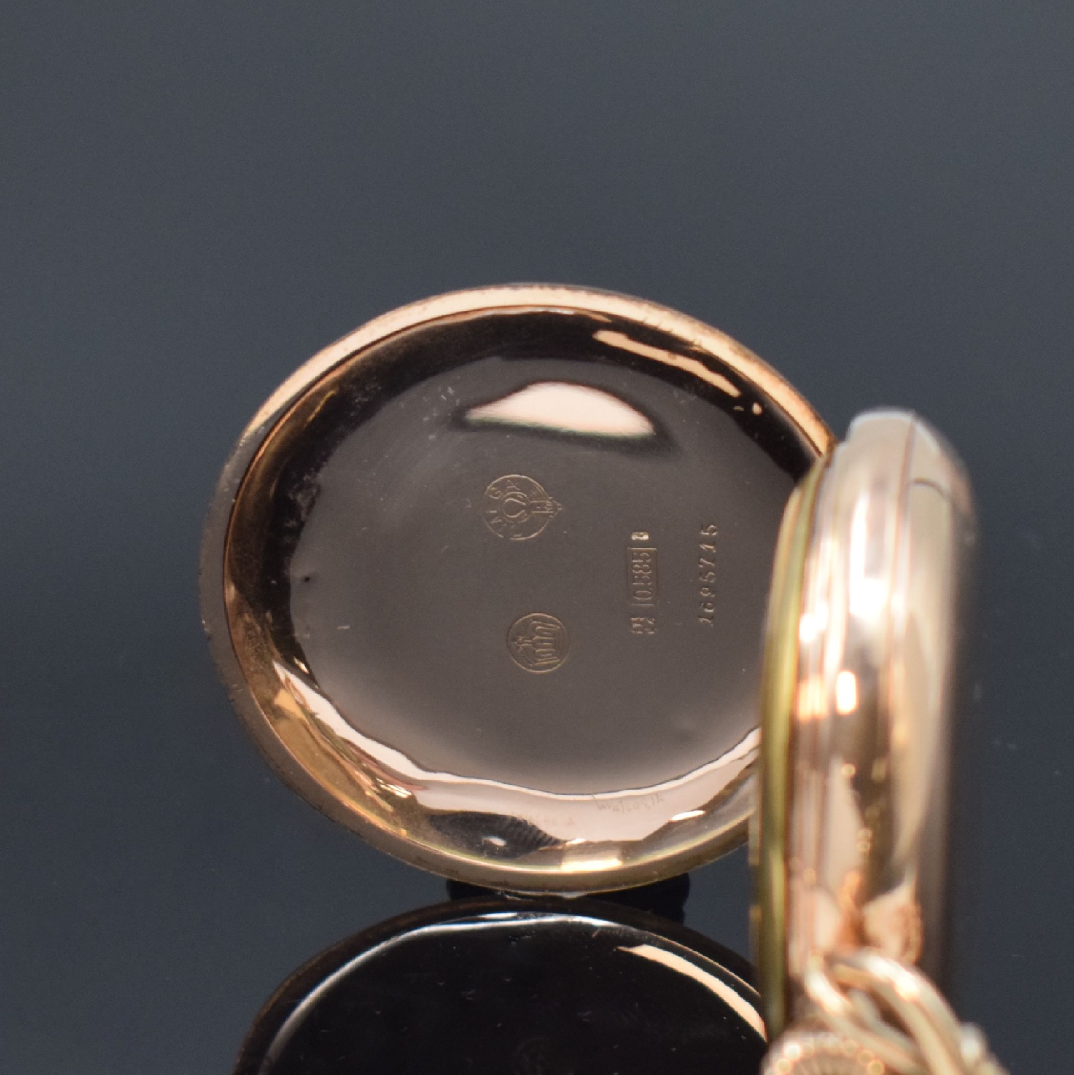 Detail d: OMEGA Savonette Herrentaschenuhr in RG 585/000, Schweiz um 1900, guill. 2-Deckel Goldgeh. dell., 2-tlg. Emailzifferbl. m. arab. Zahlen, gold. Zeiger, ...
