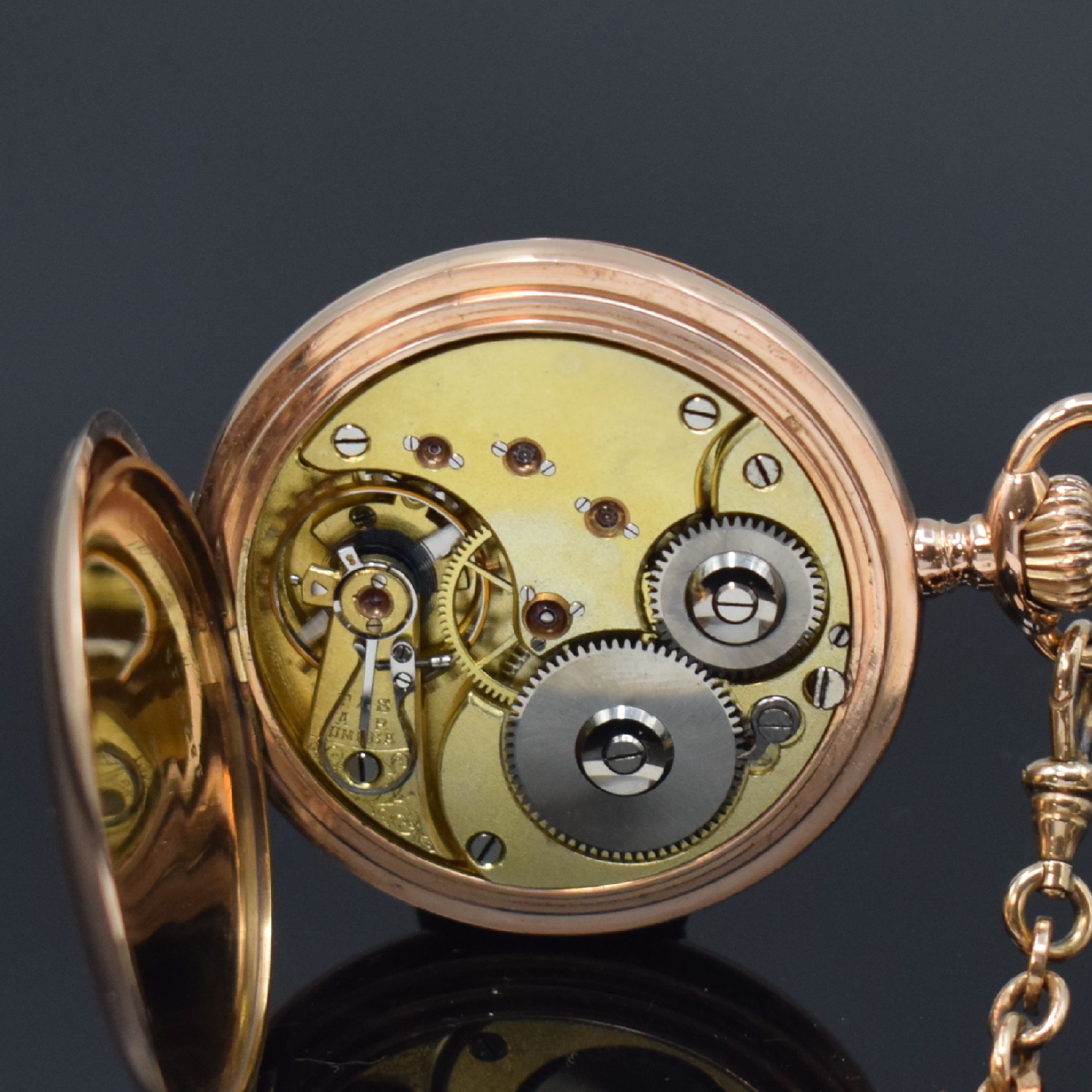 Detail g: OMEGA Savonette Herrentaschenuhr in RG 585/000, Schweiz um 1900, guill. 2-Deckel Goldgeh. dell., 2-tlg. Emailzifferbl. m. arab. Zahlen, gold. Zeiger, ...
