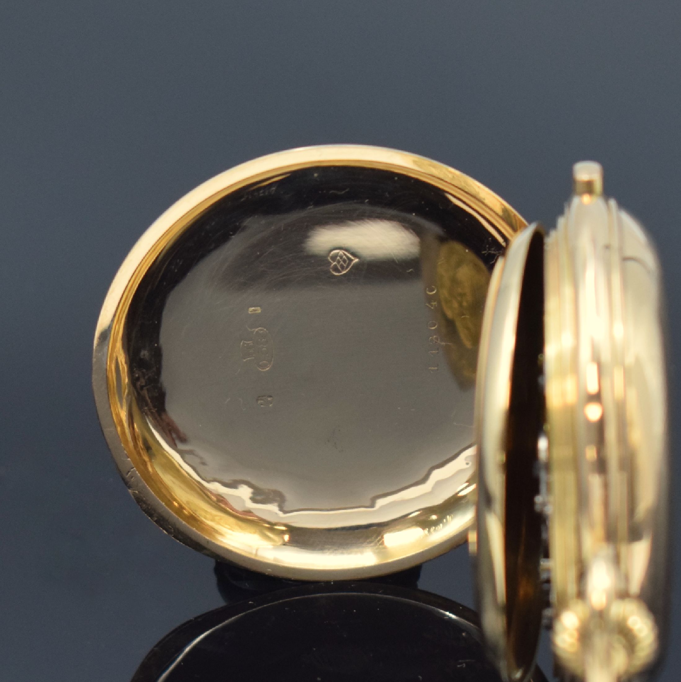 Detail d: Herrensavonette mit 1/4-Repetition und Schaltradchronograph in RG 585/000, Schweiz um 1900, guill. 3-Deckel Goldgeh. dell., Sprungdeckel mit ...