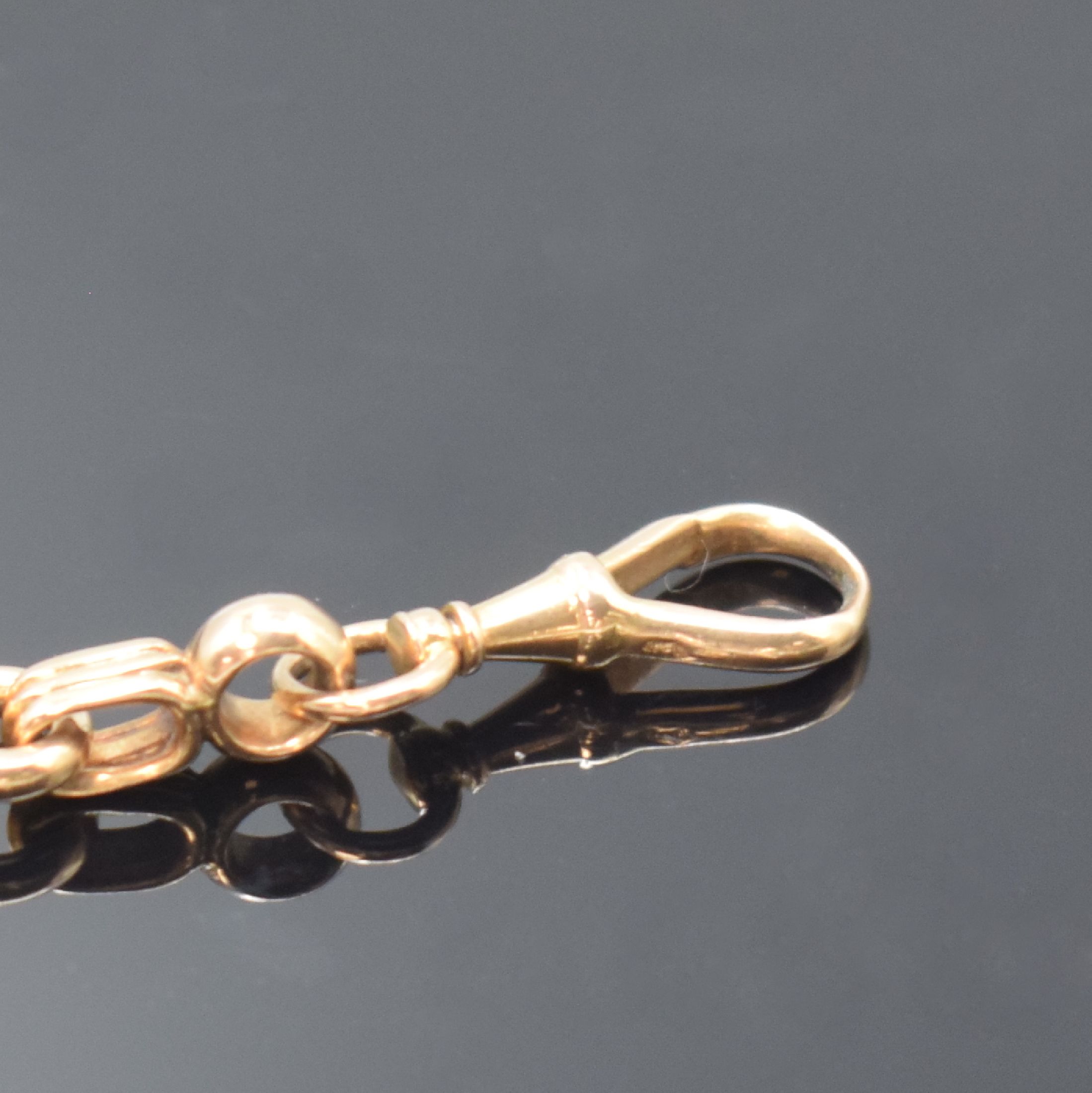 Detail c: Taschenuhrkette in RG 585/000 mit Petschaft,um 1900, Karabiner und Federring, Petschaft- Anhänger mit Lagenstein, darauf plastisch gearbeiteter Kopf ...