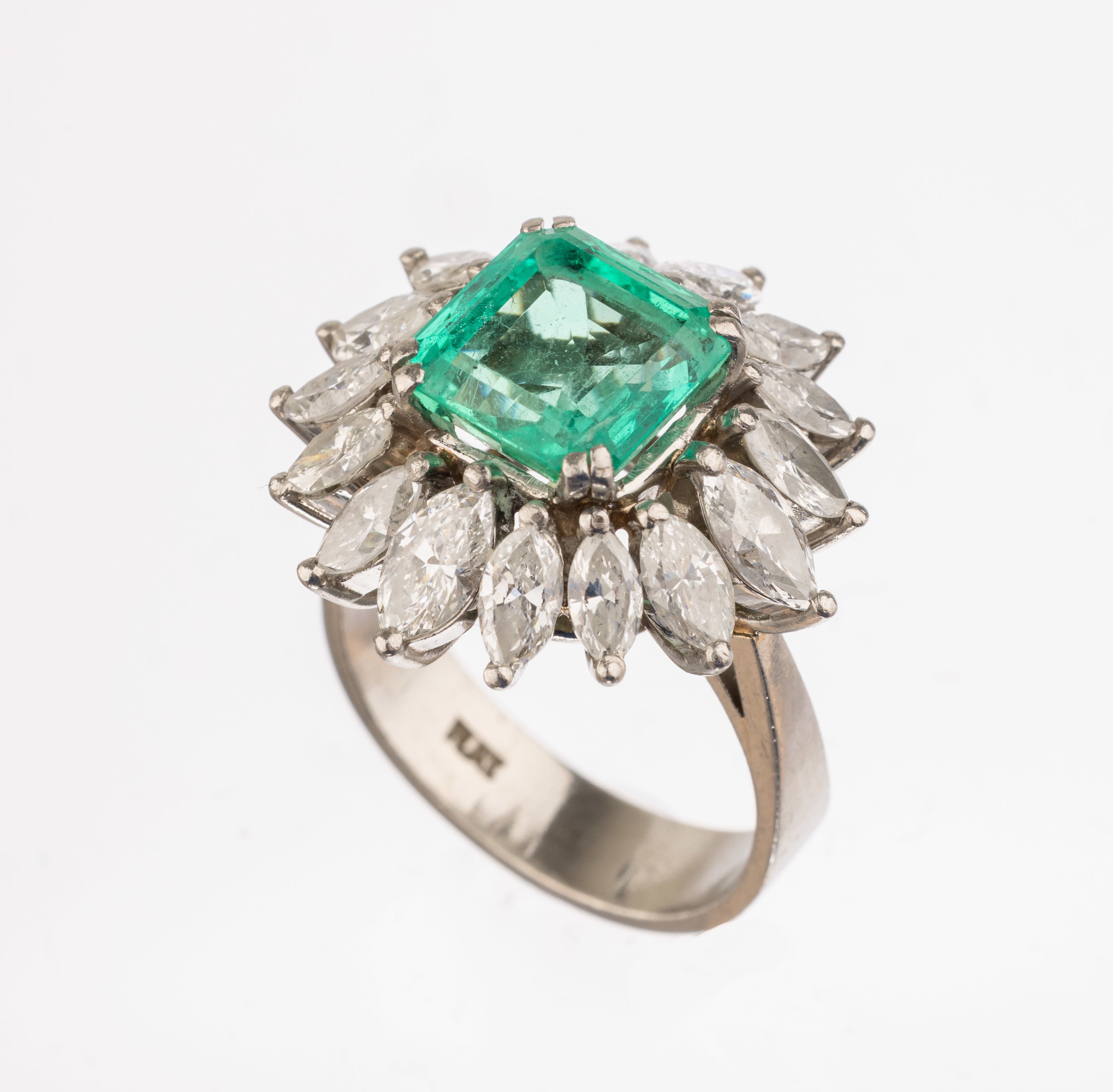 Platin Smaragd-Diamant-Ring, Pt gepr., mittig erhaben gefasster Smaragd ca. 2.90 ct, umgeben von 16 Diamantnavettes zus. ca. 2.20 ct Weiß/vs-si, RW ...
