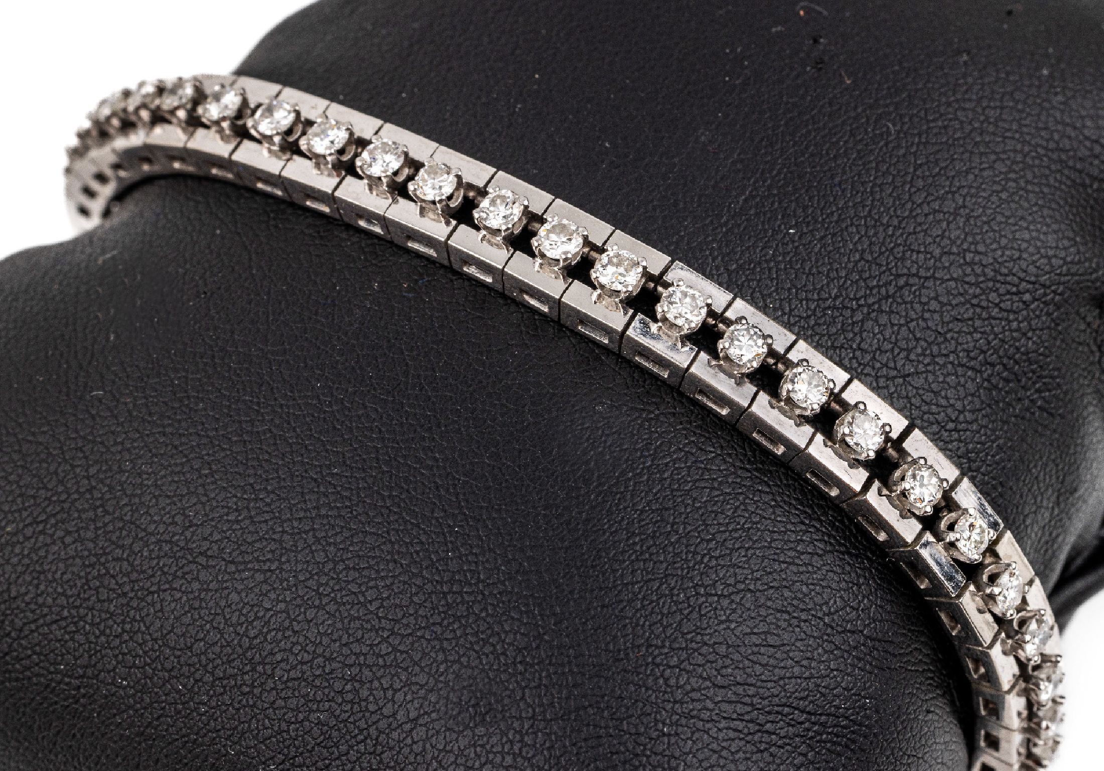 18 kt Gold Brillant-Armband, WG 750/000, 42Brillanten zus. ca. 3.0 ct l.get.Weiß/p, L. ca. 18 cm, Kastenschloss mit Sicherheitsbügel,ca. 30.8 g
