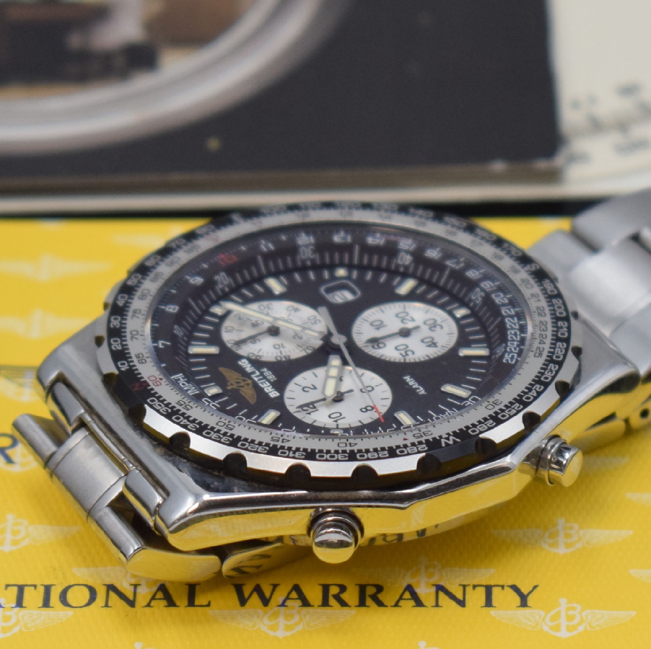 Detail d: BREITLING Herrenchronograph Modell Jupiter Pilot in Stahl Referenz A59028, Schweiz verk. lt. beil. Pap. 12/1995, quarz, verschr. Geh. inkl. orig. ...