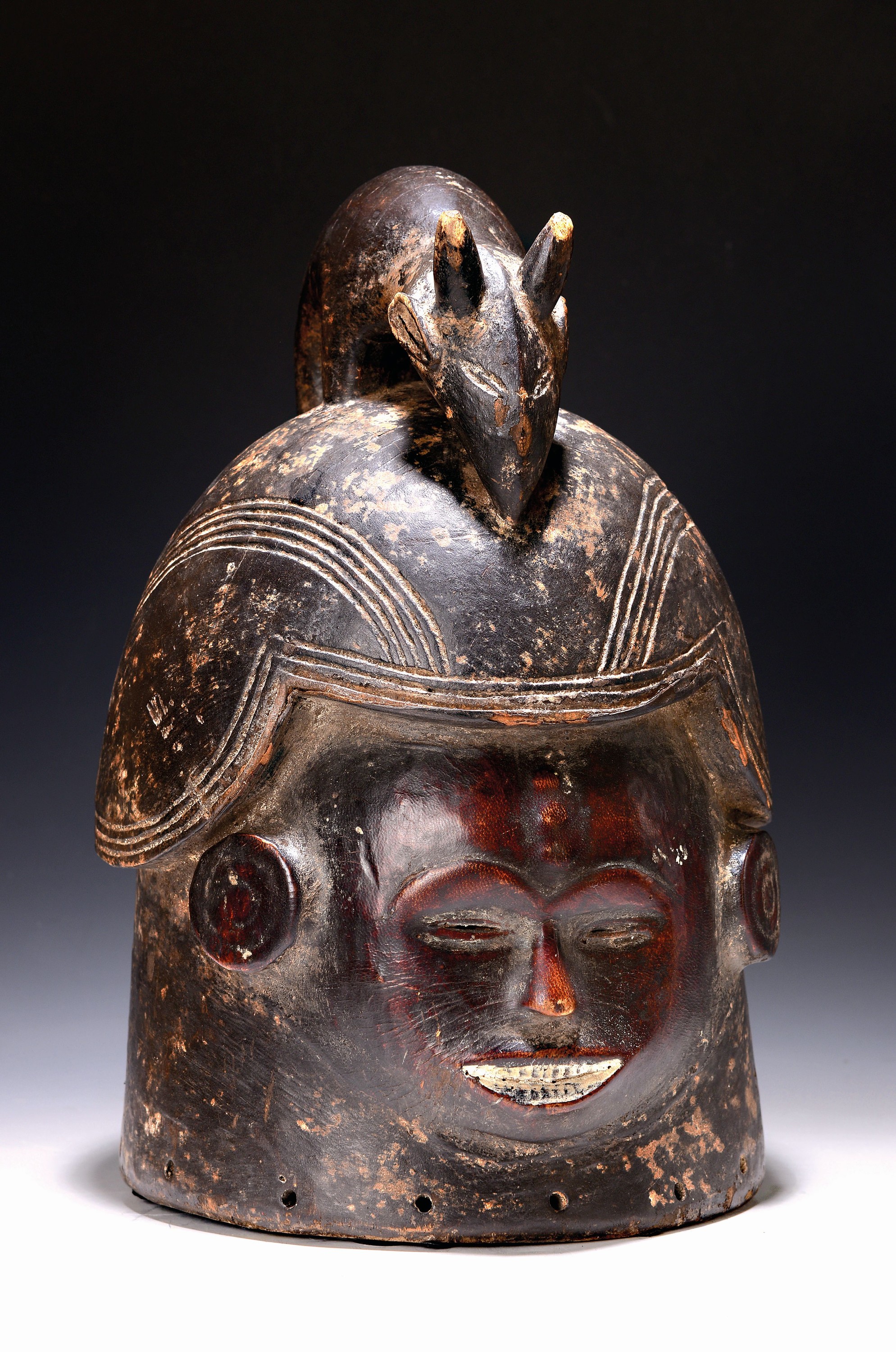 Helmmaske, Ibo/Igbo, Nigeria, 20.Jh., Holz geschnitzt, schwarz und weiß gefasst, Spannungsriss, H. 54 cm
