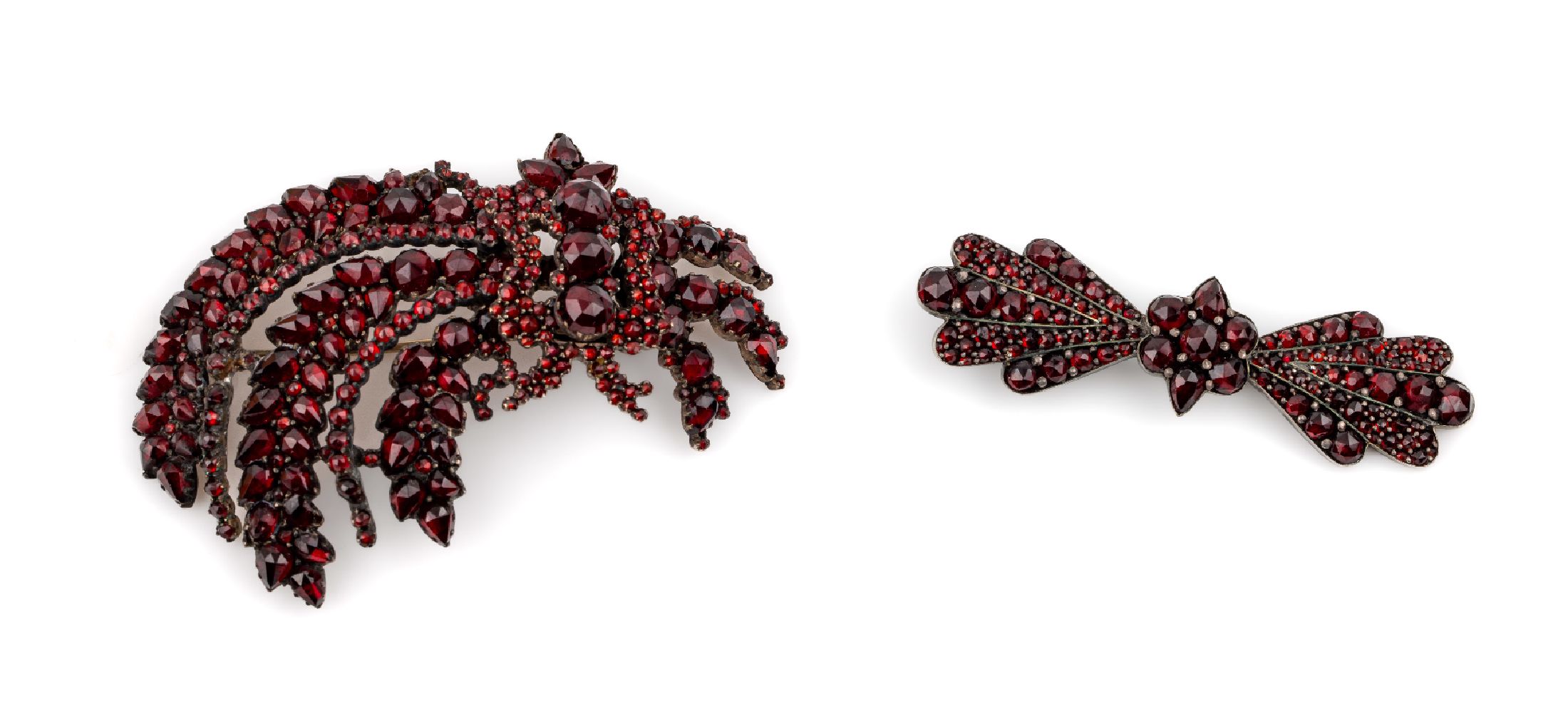 Konvolut 2 Granat-Broschen, Metall, Böhmen um 1890, 1 x florale Gestaltung, ca. 6.3 x 4 cm, Granate in versch. Formen mit sehr schönerFarbe, und 1 ...
