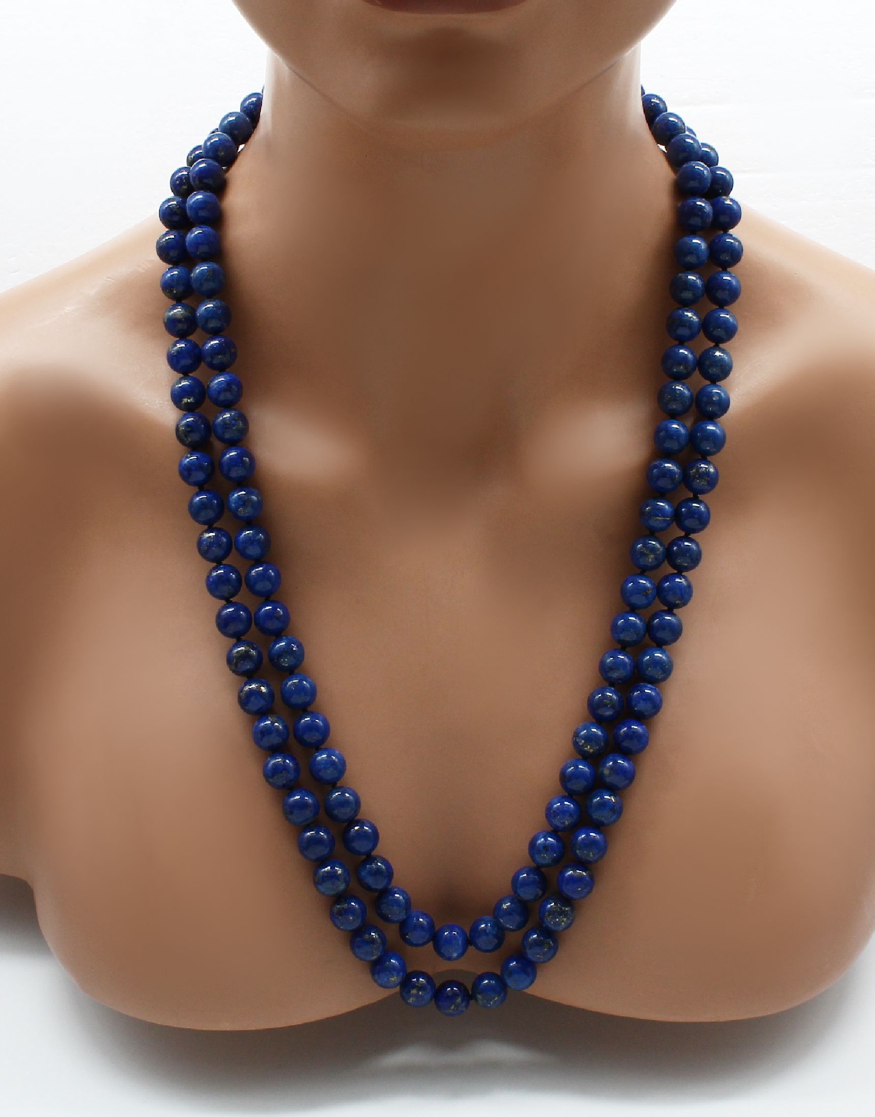 Detail a: Lapislazuli-Collier mit 18 kt Gold Schließe, GG 750/000, 2-rhg. Lapislazuli-Kugeln, D. ca. 10 mm, L. ca. 68 cm
