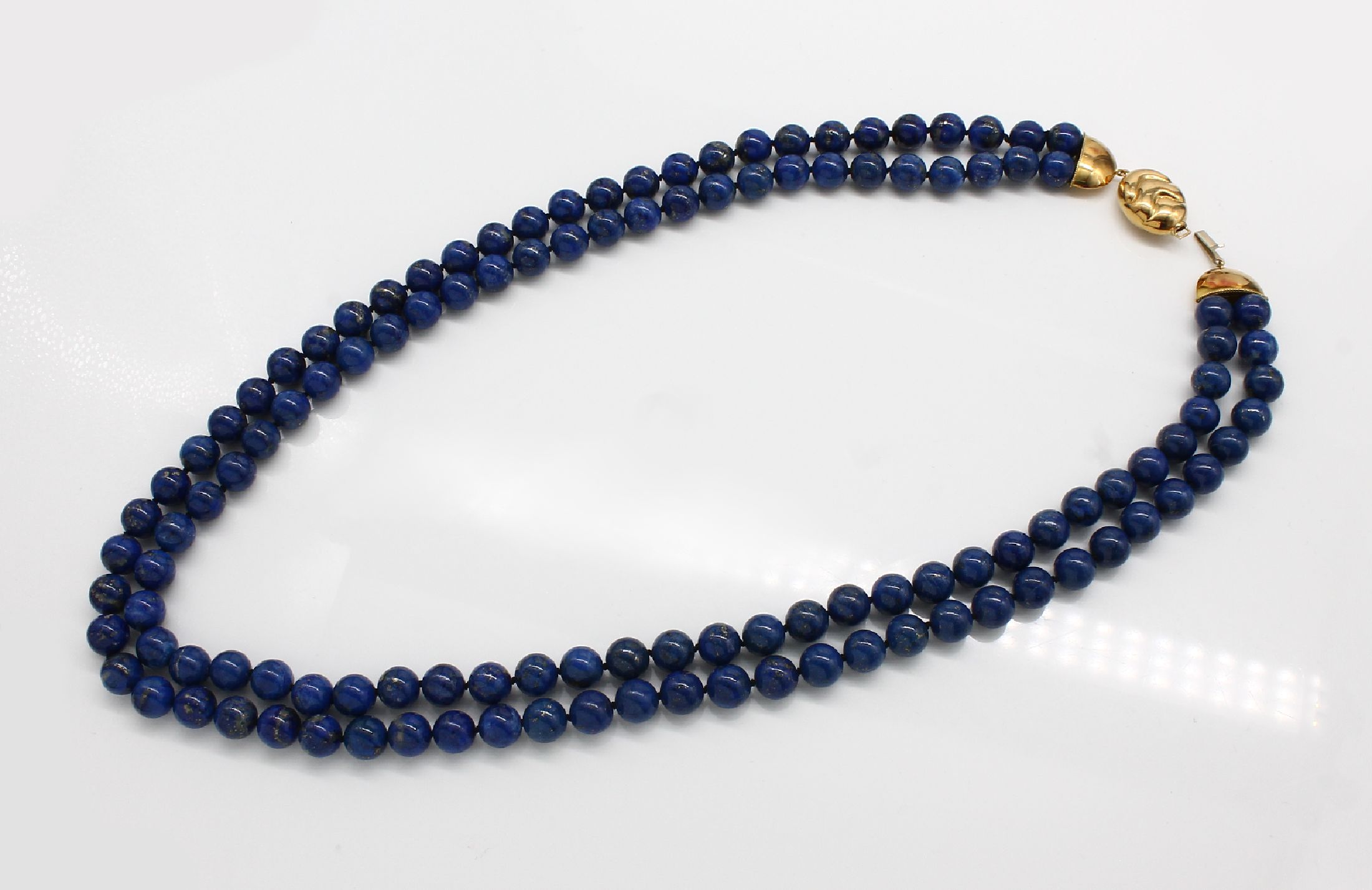 Detail b: Lapislazuli-Collier mit 18 kt Gold Schließe, GG 750/000, 2-rhg. Lapislazuli-Kugeln, D. ca. 10 mm, L. ca. 68 cm