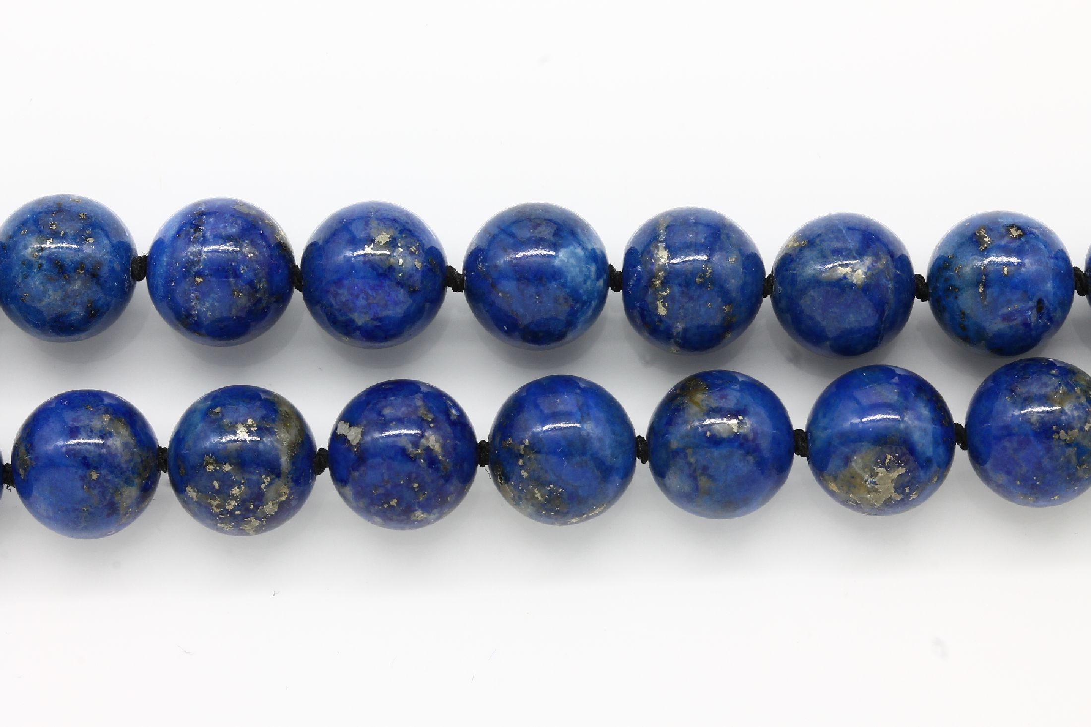 Detail c: Lapislazuli-Collier mit 18 kt Gold Schließe, GG 750/000, 2-rhg. Lapislazuli-Kugeln, D. ca. 10 mm, L. ca. 68 cm
