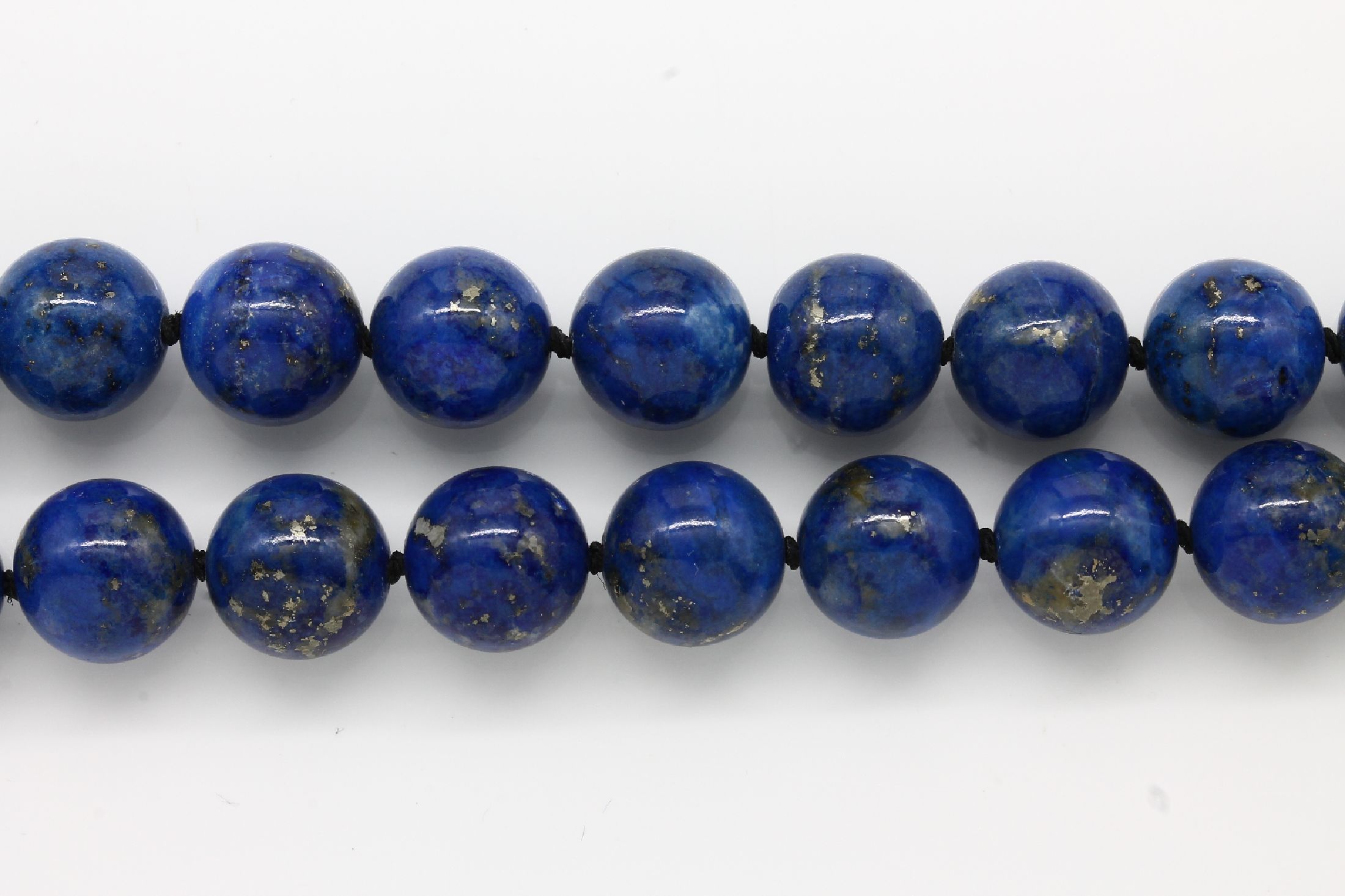 Detail d: Lapislazuli-Collier mit 18 kt Gold Schließe, GG 750/000, 2-rhg. Lapislazuli-Kugeln, D. ca. 10 mm, L. ca. 68 cm
