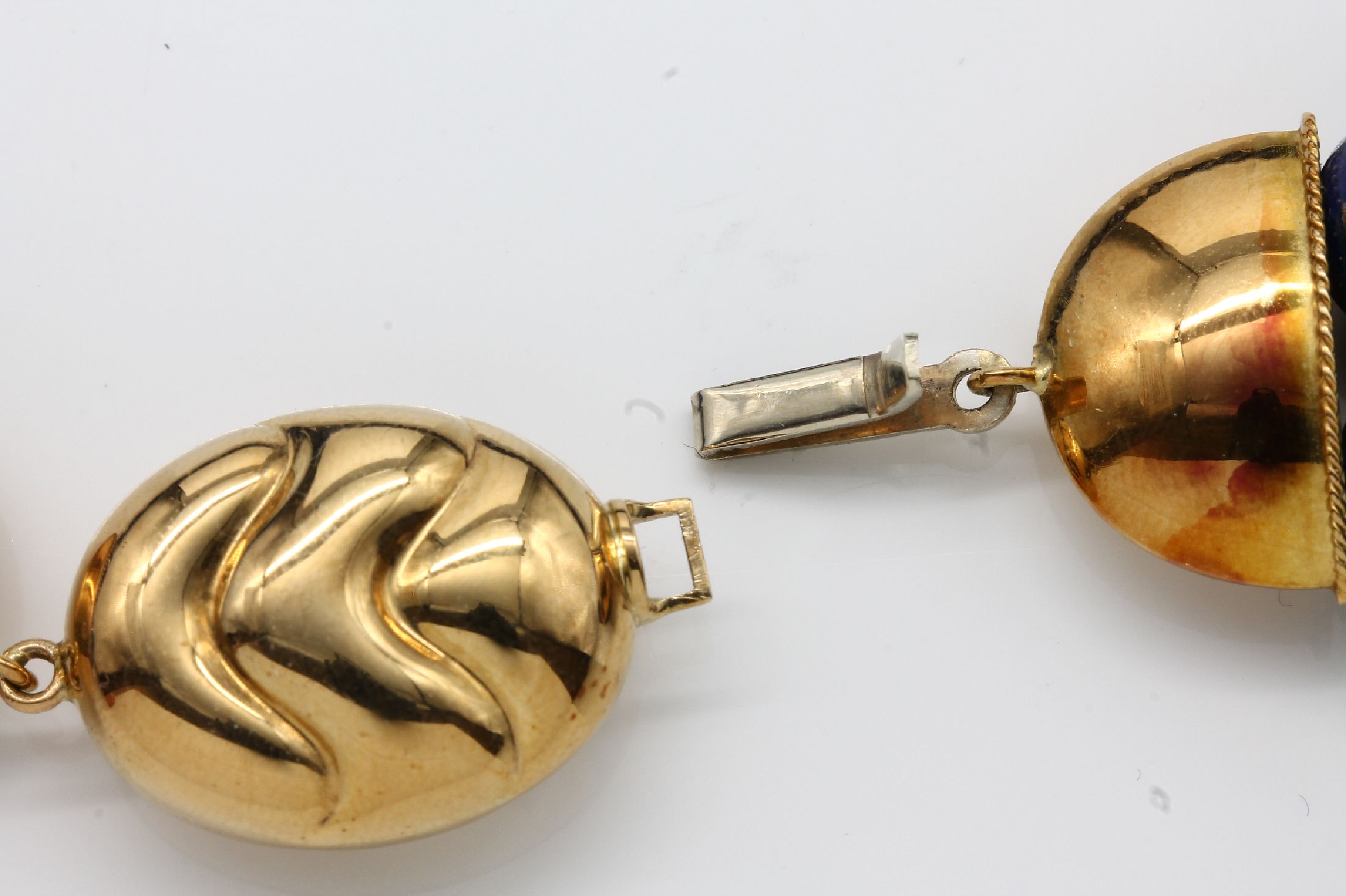 Detail e: Lapislazuli-Collier mit 18 kt Gold Schließe, GG 750/000, 2-rhg. Lapislazuli-Kugeln, D. ca. 10 mm, L. ca. 68 cm