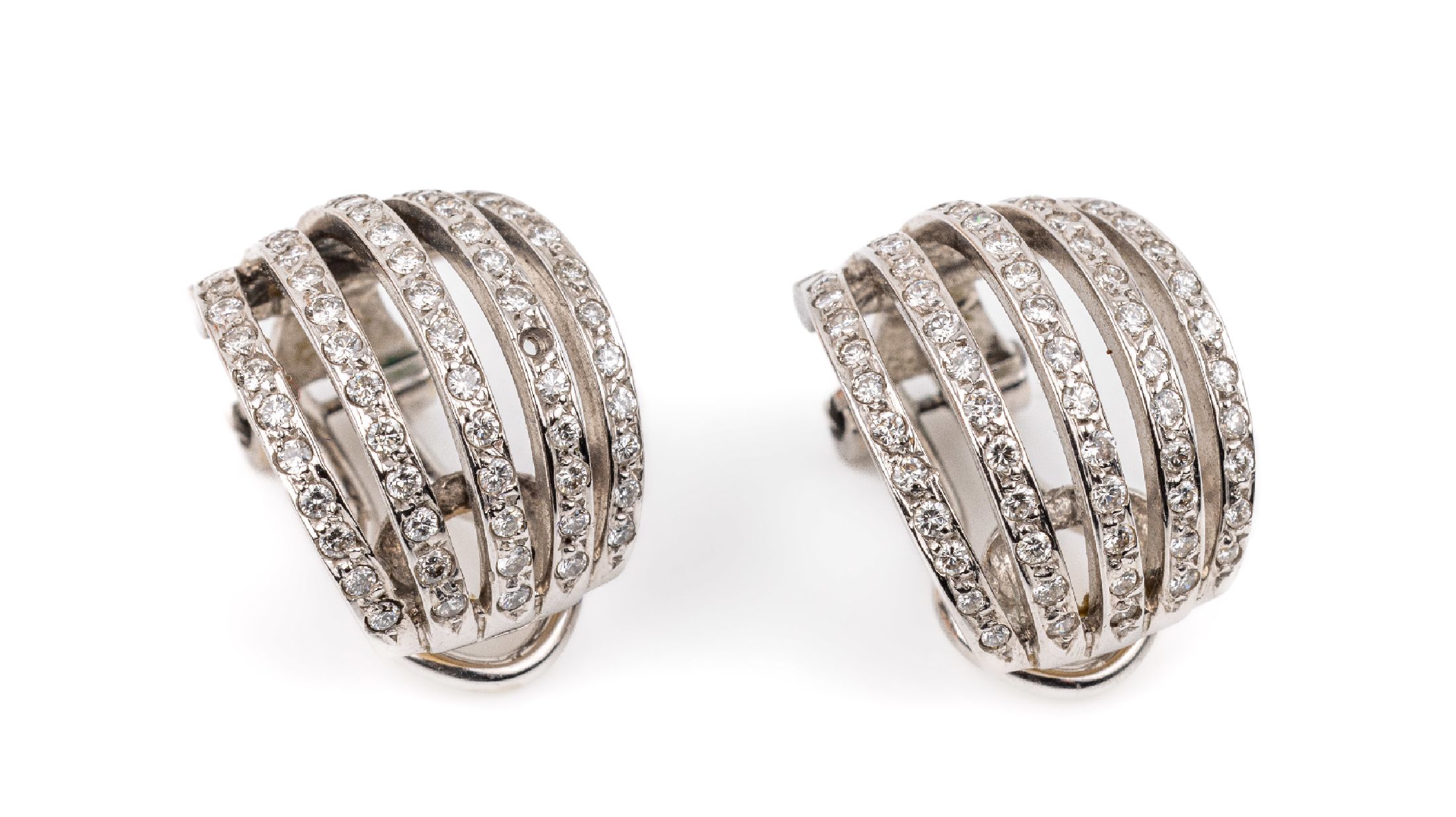 Paar 18 kt Gold Brillant-Ohrclips, WG 750/000 gepr., 121 Brillanten zus. ca. 0.60 ctWeiß/si, (1 Stein fehlt), ca. 8.2 g