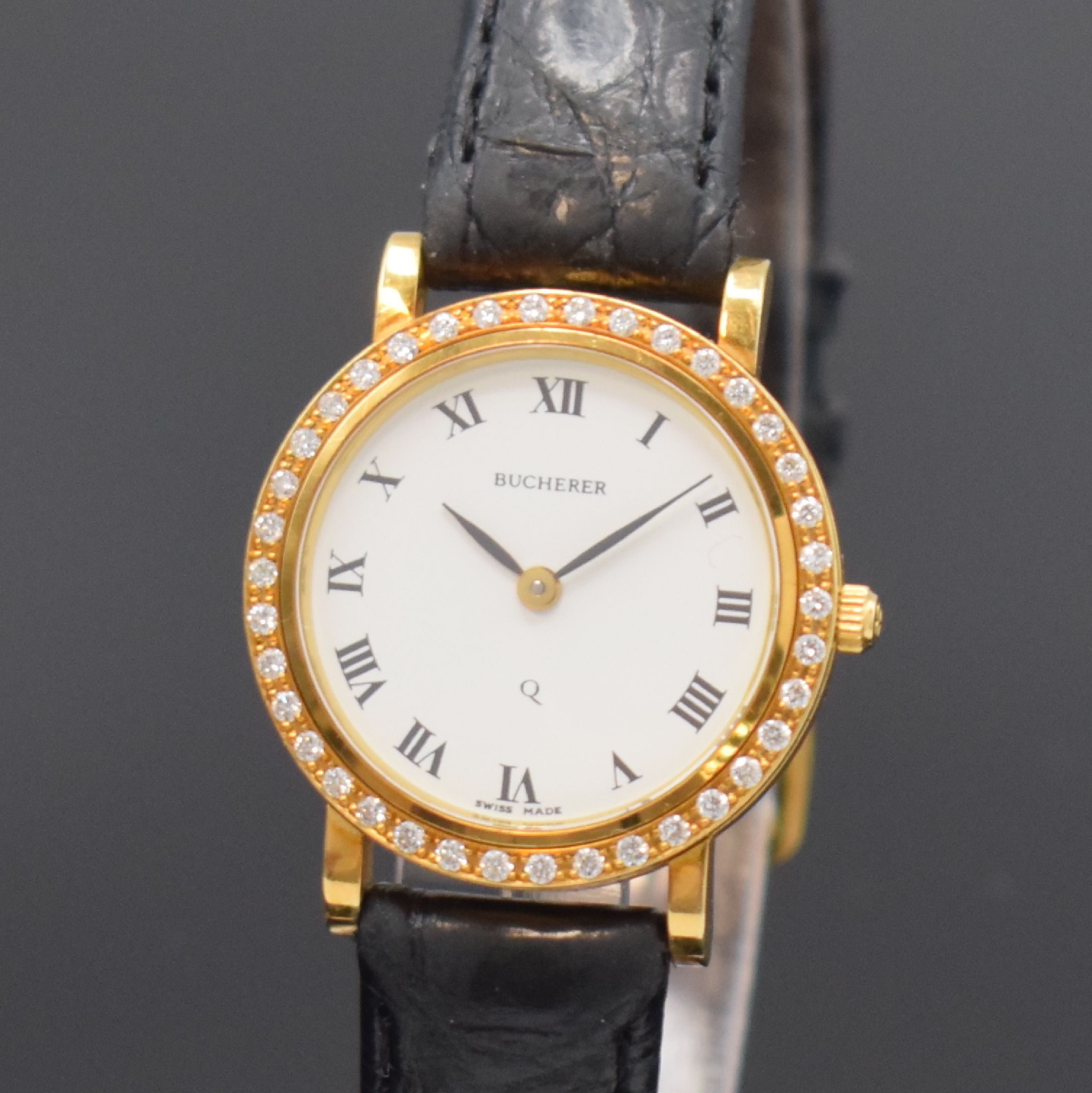 Detail a: BUCHERER Damenarmbanduhr in GG 750/000 mit Brillantlünette, quarz, Schweiz um 2000, Boden 4-fach verschr., orig. Lederband m. verg. orig. Dornschl., ...