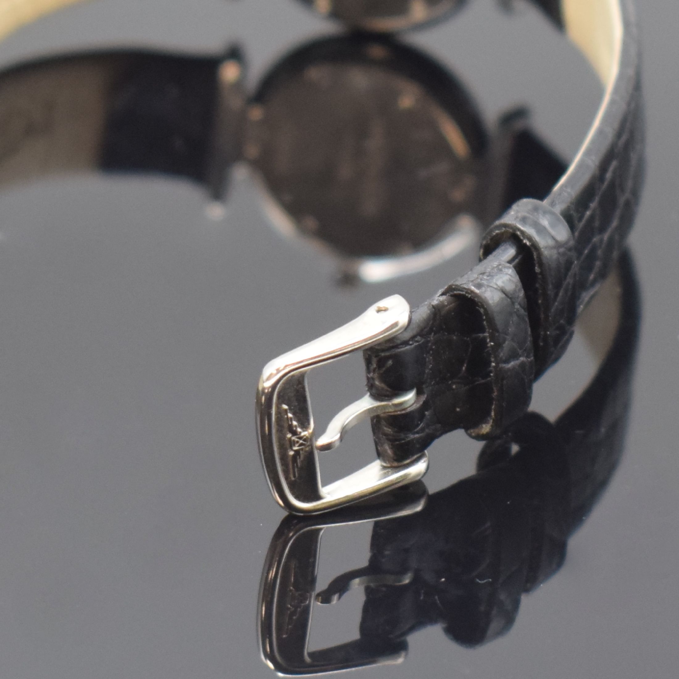 Detail b: LONGINES Damenarmbanduhr La Grande Classique mit Brillantlünette Referenz L4.204.0, Schweiz um 2012, quarz, Stahlgehäuse inkl. orig. Lederband m. ...