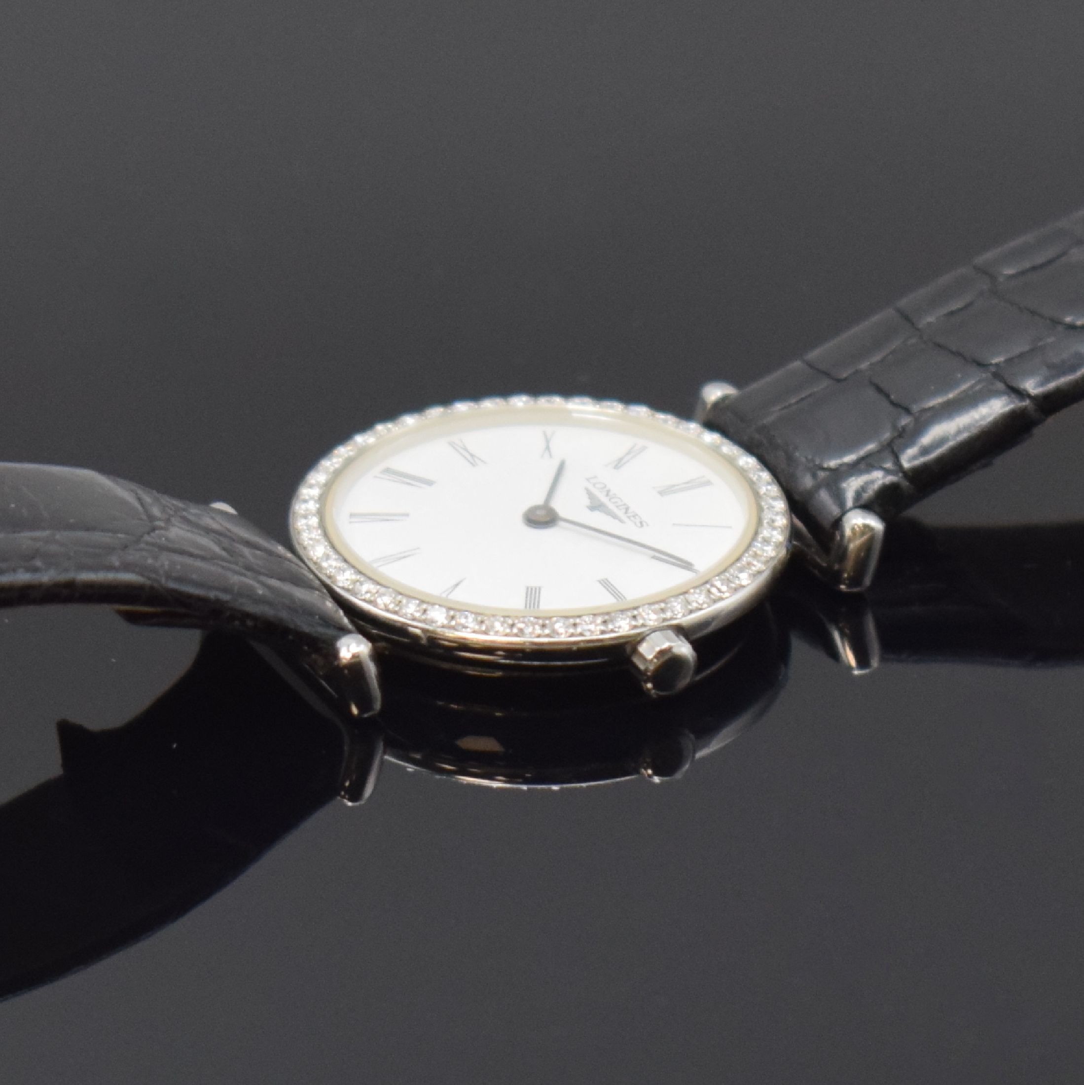 Detail c: LONGINES Damenarmbanduhr La Grande Classique mit Brillantlünette Referenz L4.204.0, Schweiz um 2012, quarz, Stahlgehäuse inkl. orig. Lederband m. ...
