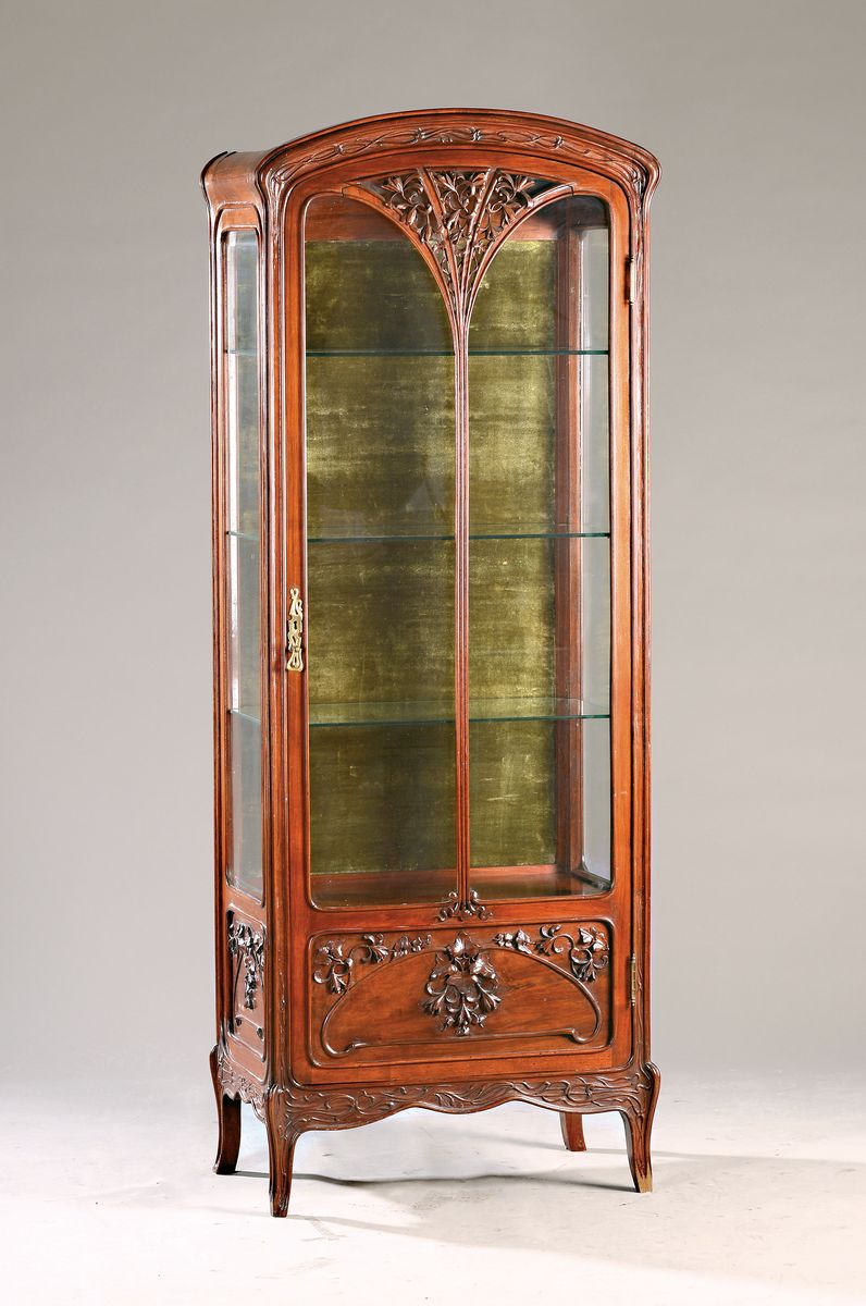 Jugendstil-Vitrine, Anfang 20.Jh., Mahagoni, verglaste Tür, floraler Reliefdekor, 1-schübig, Schlüssel vorhanden, 180x70x40 cm, EZ 2-3