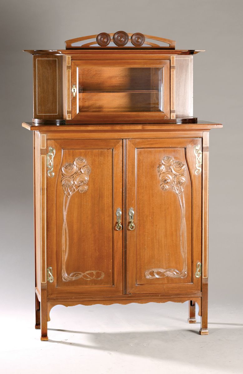 Jugendstil-Vertiko, um 1910, Nußbaum, zweitüriges Unterteil mit aufwendigenSchnitzereien aus Rosenblüten, Messingbeschläge, Aufsatz mit ...