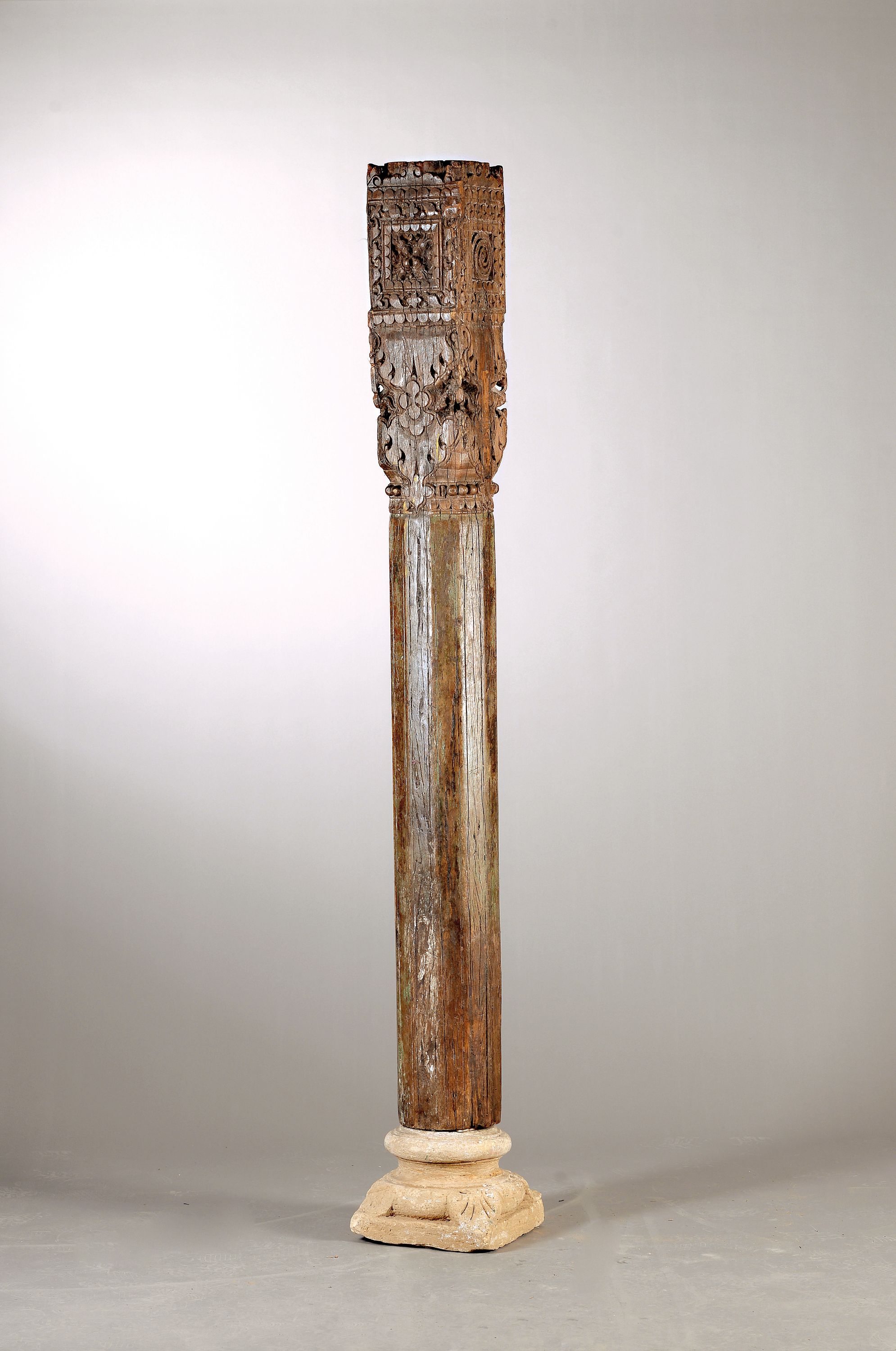 Säulenfragment, Südasien, um 1900, runder Schaft, rechteckig Kapitellkörper ornamental beschnitzt, Kanten mit Pelikanen, Schlangenmotiv, sekundär ...