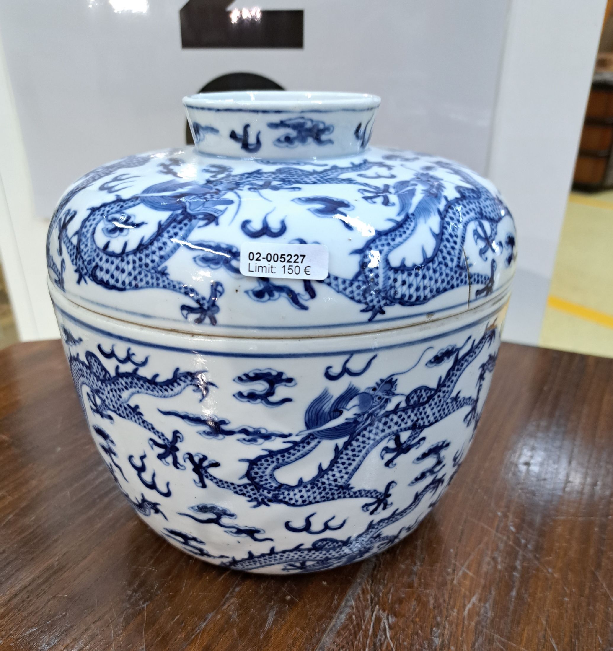 Detail a: Deckelgefäß, China, um 1920, Porzellan, blauer Drachendekor, brandrissig, H.ca. 19 cm, D. ca. 19 cm