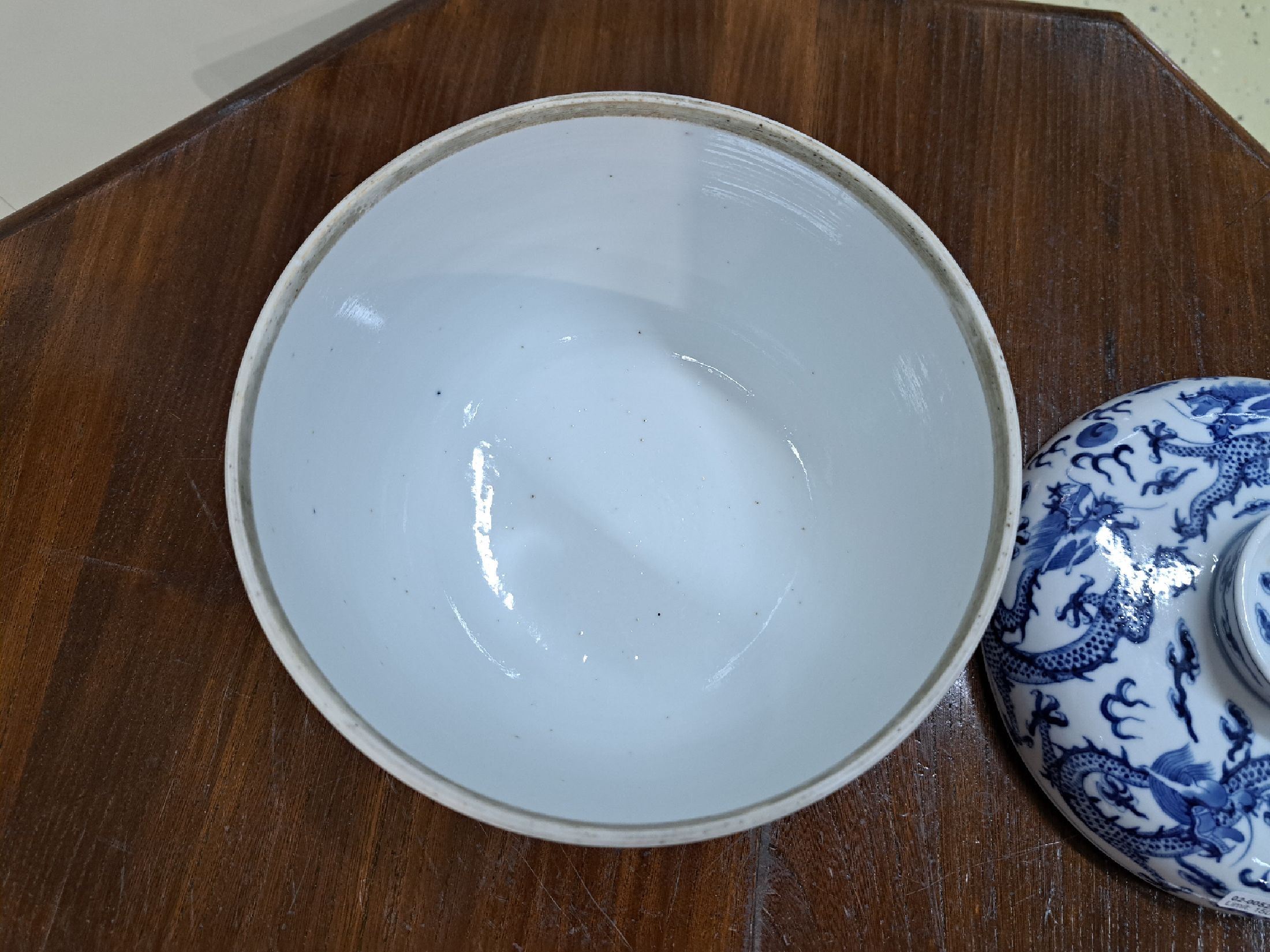 Detail c: Deckelgefäß, China, um 1920, Porzellan, blauer Drachendekor, brandrissig, H.ca. 19 cm, D. ca. 19 cm