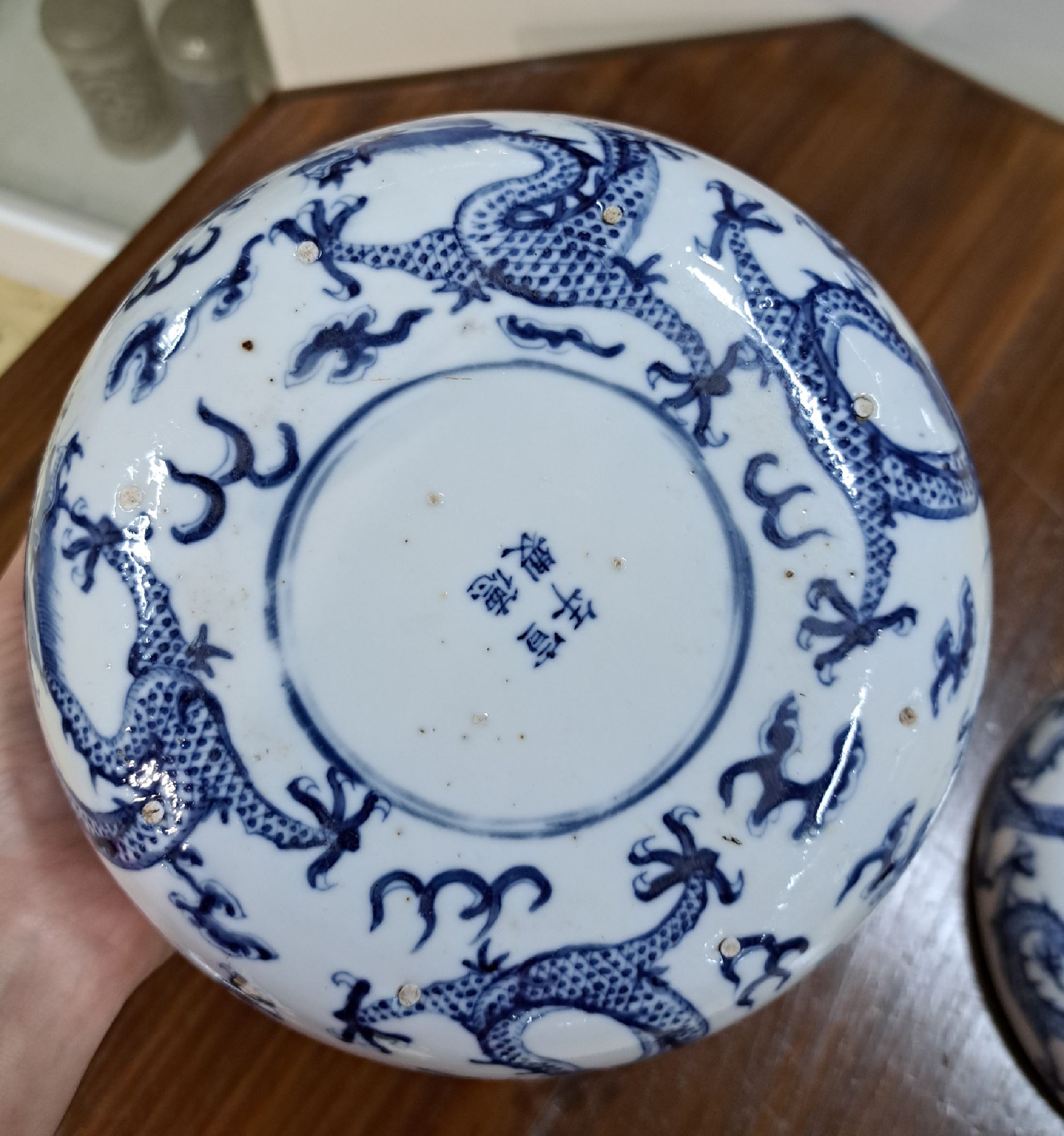 Detail d: Deckelgefäß, China, um 1920, Porzellan, blauer Drachendekor, brandrissig, H.ca. 19 cm, D. ca. 19 cm