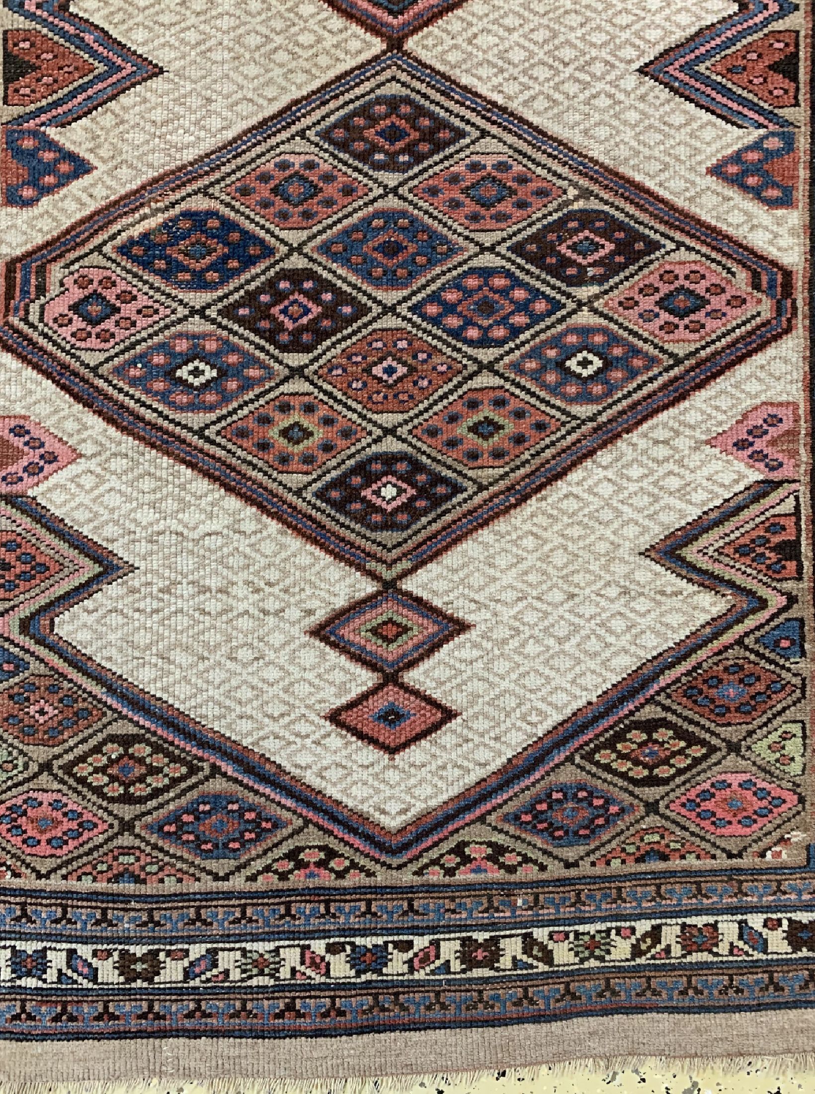 Detail b: Antiker Sarab, Persien, um 1900, Wolle auf Wolle, ca. 275 x 138 cm, EHZ: 2-3