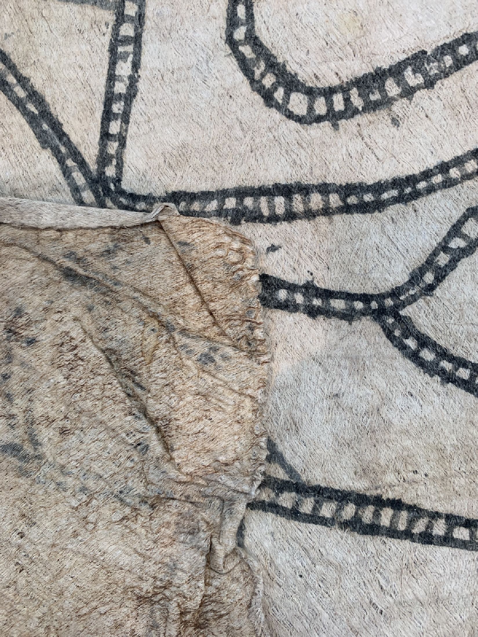 Detail c: 1 paar Mbuti Zeichungen, Kongo, Anfang 20.Jhd, Handgemalt auf Rindenbast, ca. 93 x 53cm, EHZ: 2