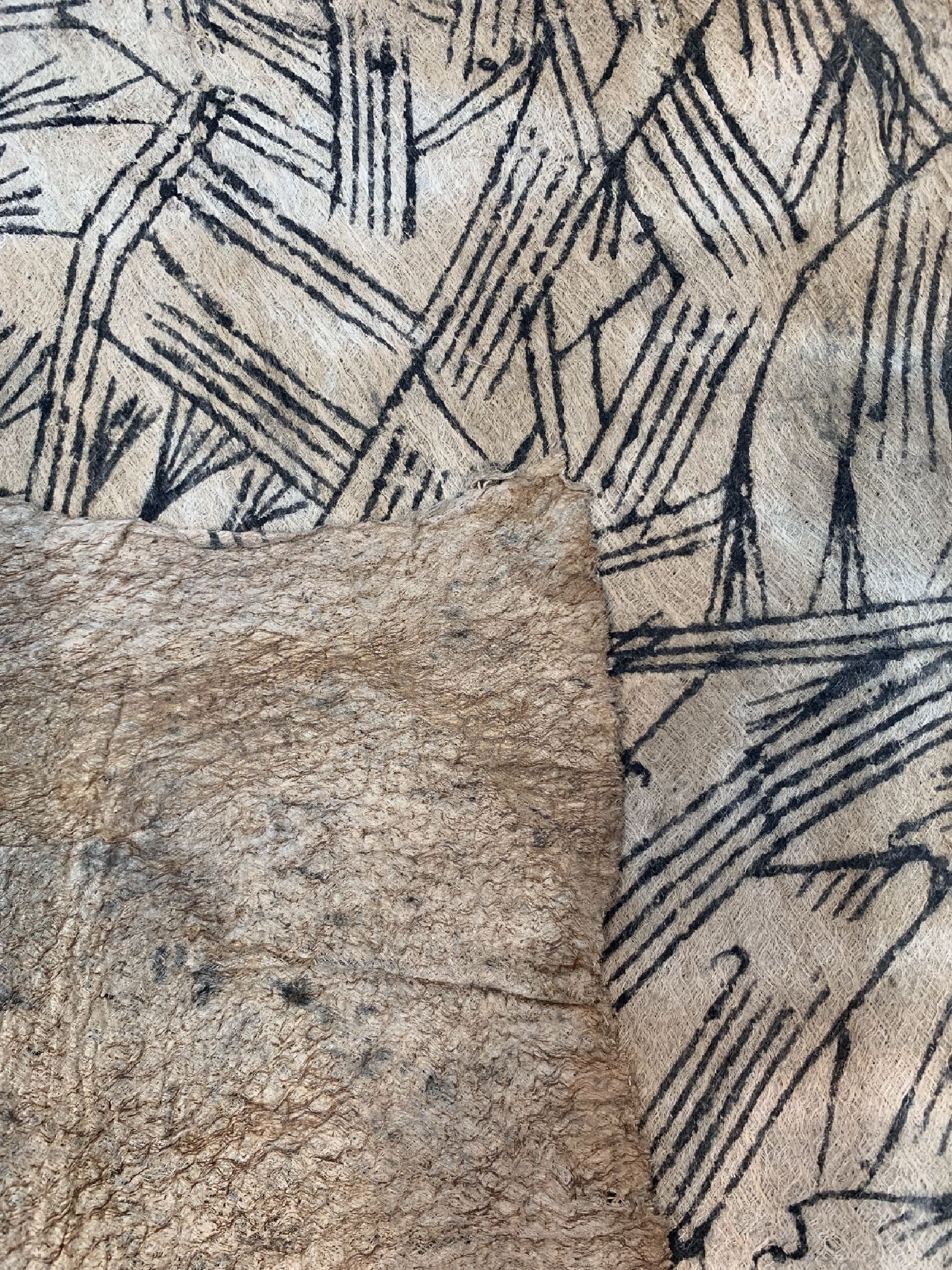 Detail d: 3 Mbuti Zeichungen, Kongo, Anfang 20.Jhd, Handgemalt auf Rindenbast, ca. 80 x 55 cm, EHZ: 2