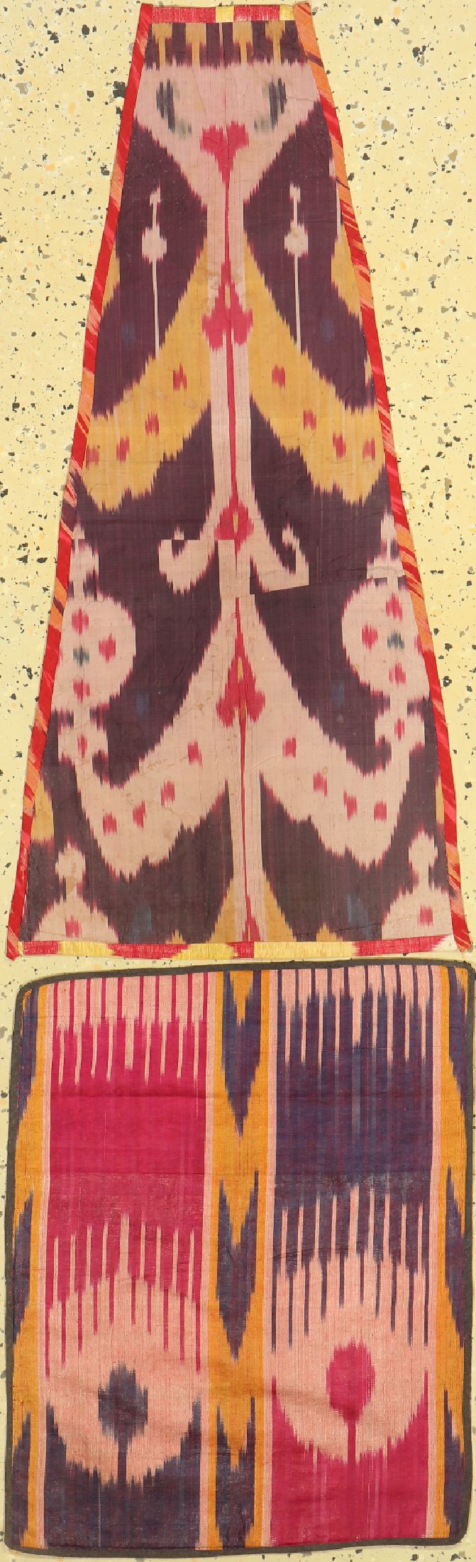 2 Seiden-Ikat Fragmente, Uzbekistan, Anfang 20.Jhd, Seide, ca. 88 x 43 cm