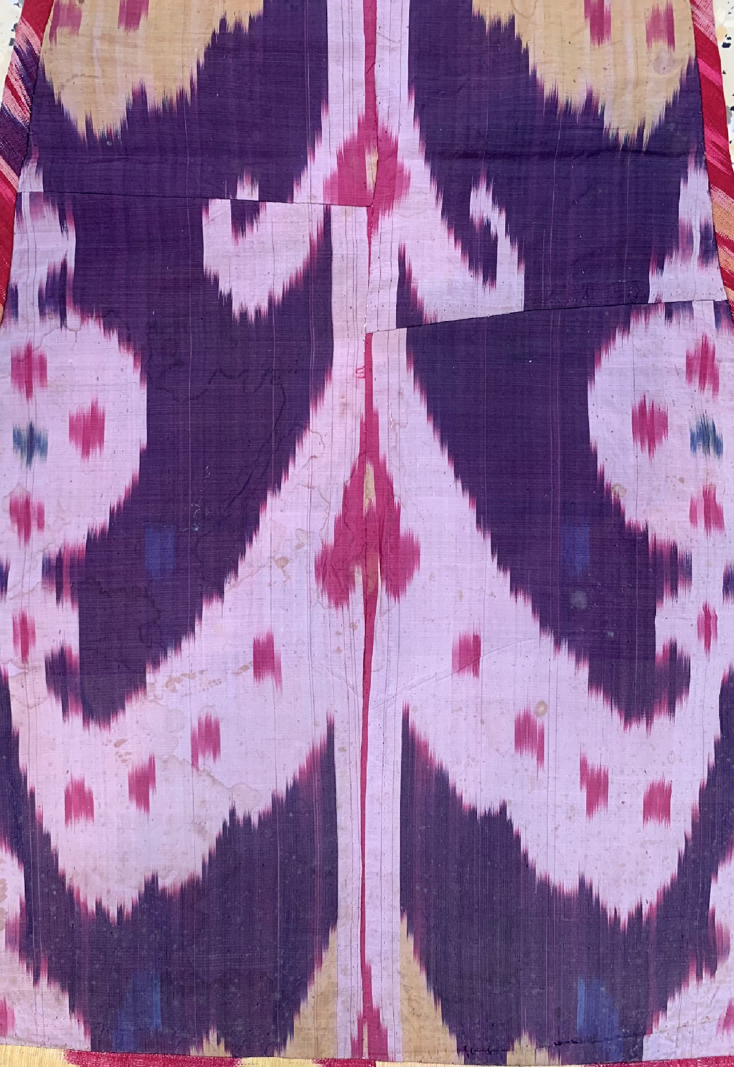Detail b: 2 Seiden-Ikat Fragmente, Uzbekistan, Anfang 20.Jhd, Seide, ca. 88 x 43 cm
