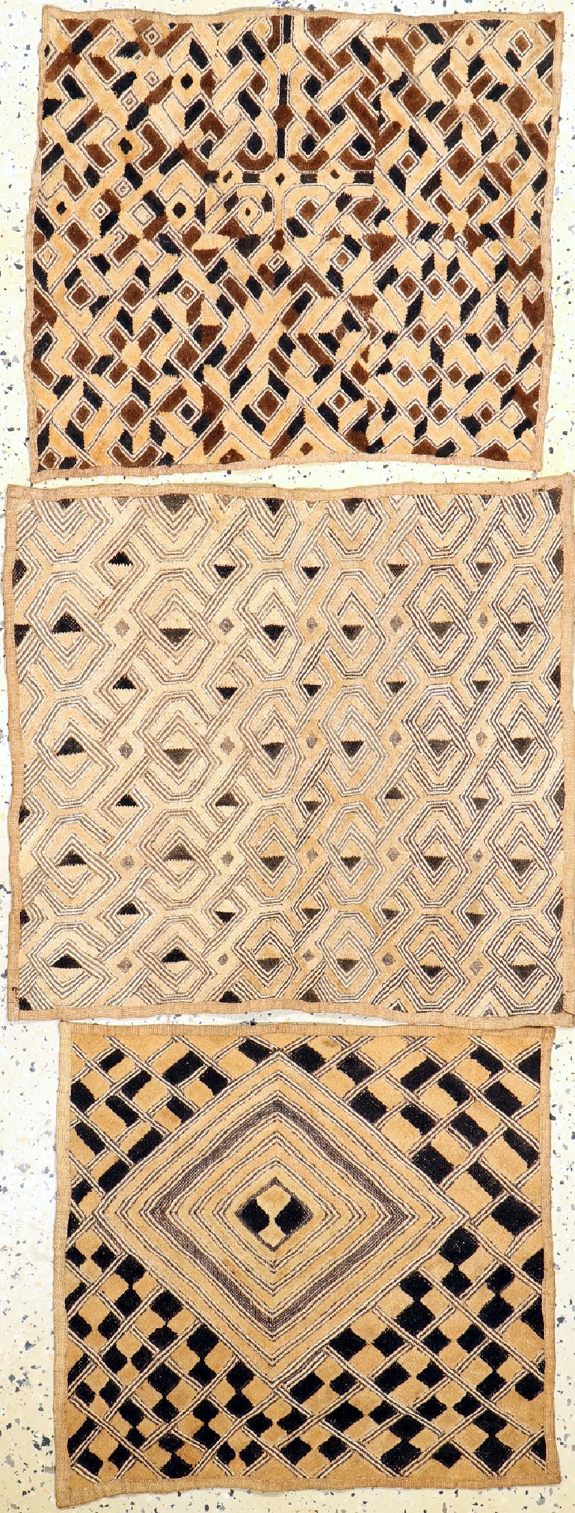 3 Showa Textilien, Kongo, Anfang 20.Jhd, Raphia-Plüschgewebe, ca. 60 x 56 cm, EHZ: 2