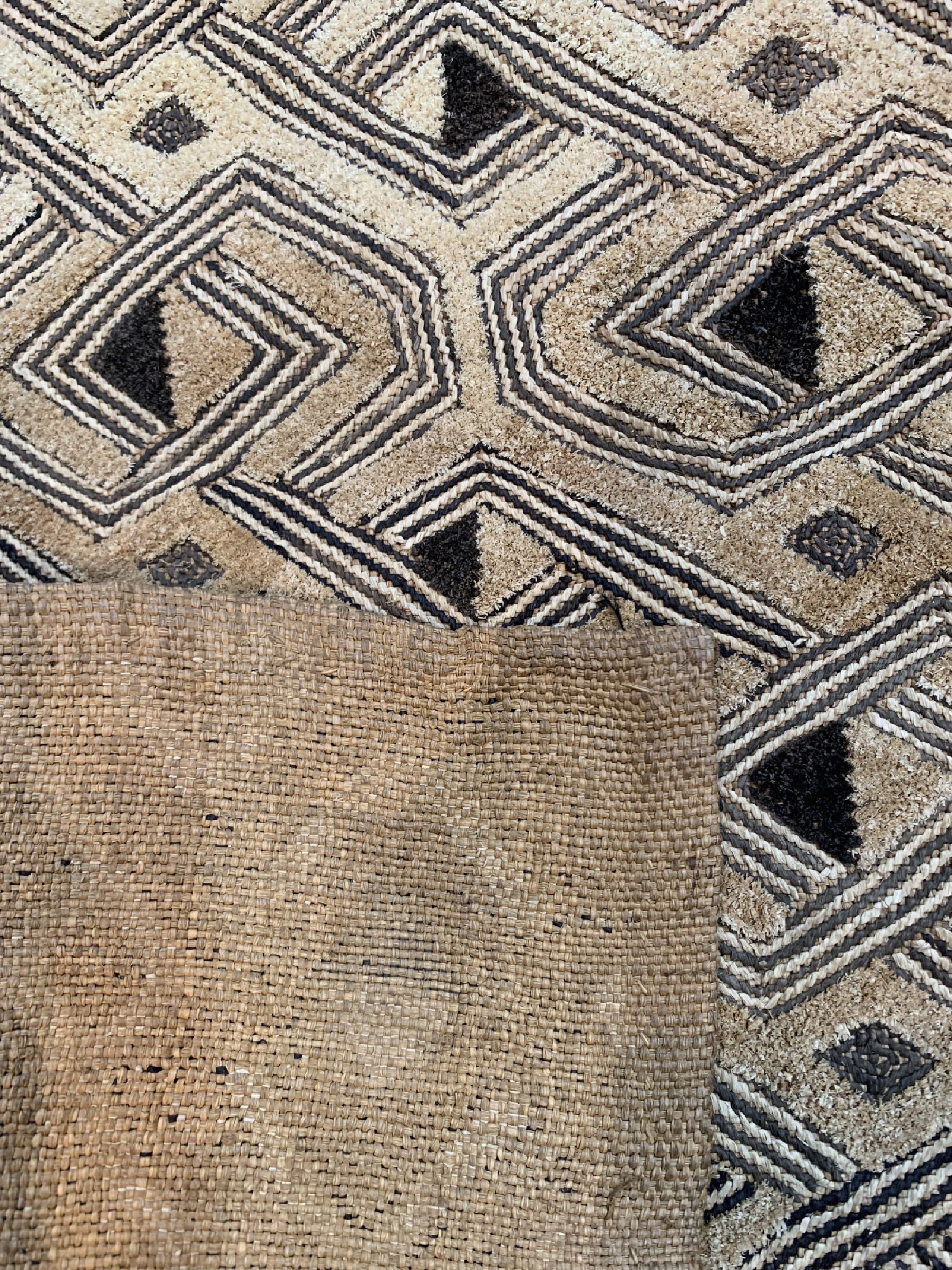 Detail d: 3 Showa Textilien, Kongo, Anfang 20.Jhd, Raphia-Plüschgewebe, ca. 60 x 56 cm, EHZ: 2