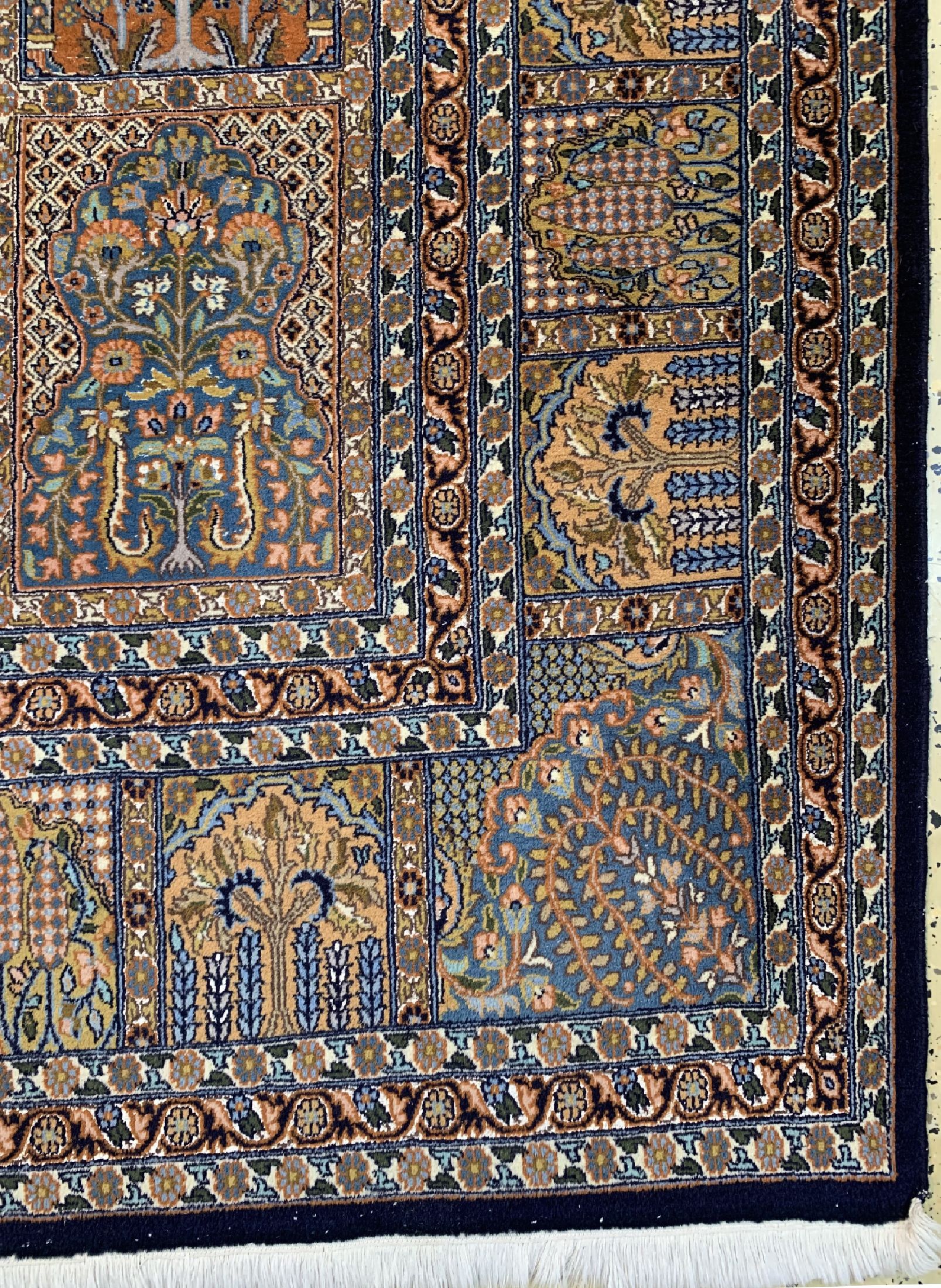 Detail a: Kaschmir fein, Indien, ca. 50 Jahre, Korkwolle mit Seide, ca. 370 x 280 cm, EHZ: 3